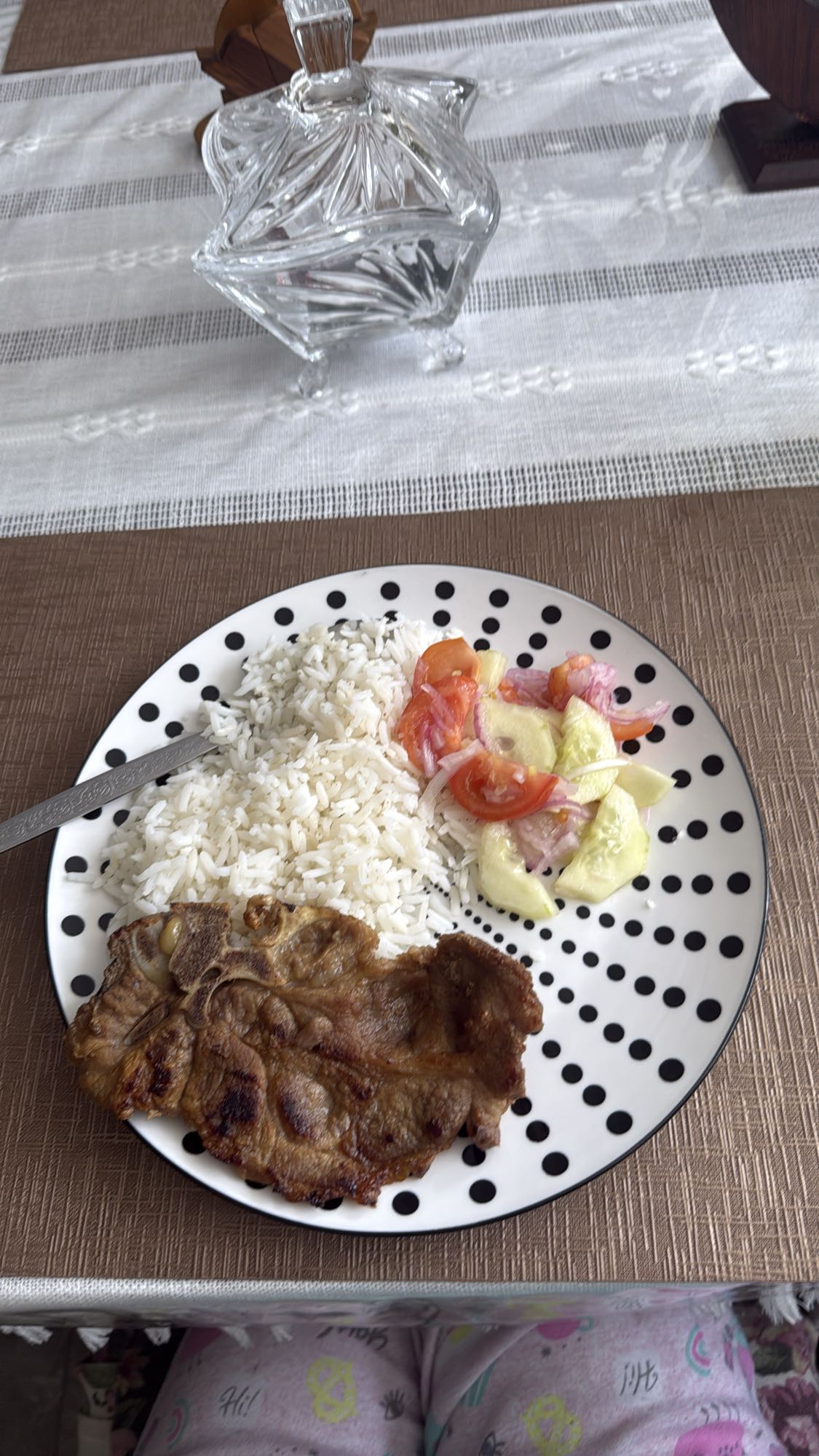 Chuleta con arroz y ensalada