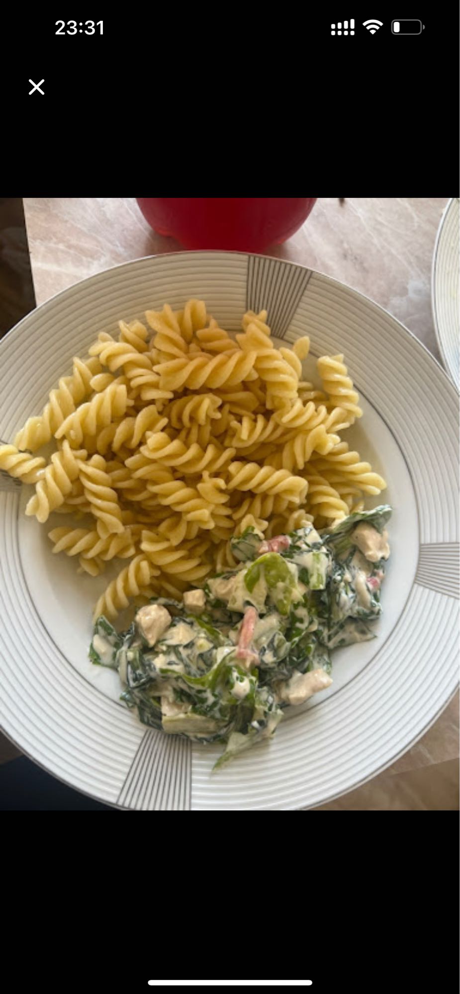 макароны с курицей и салатом