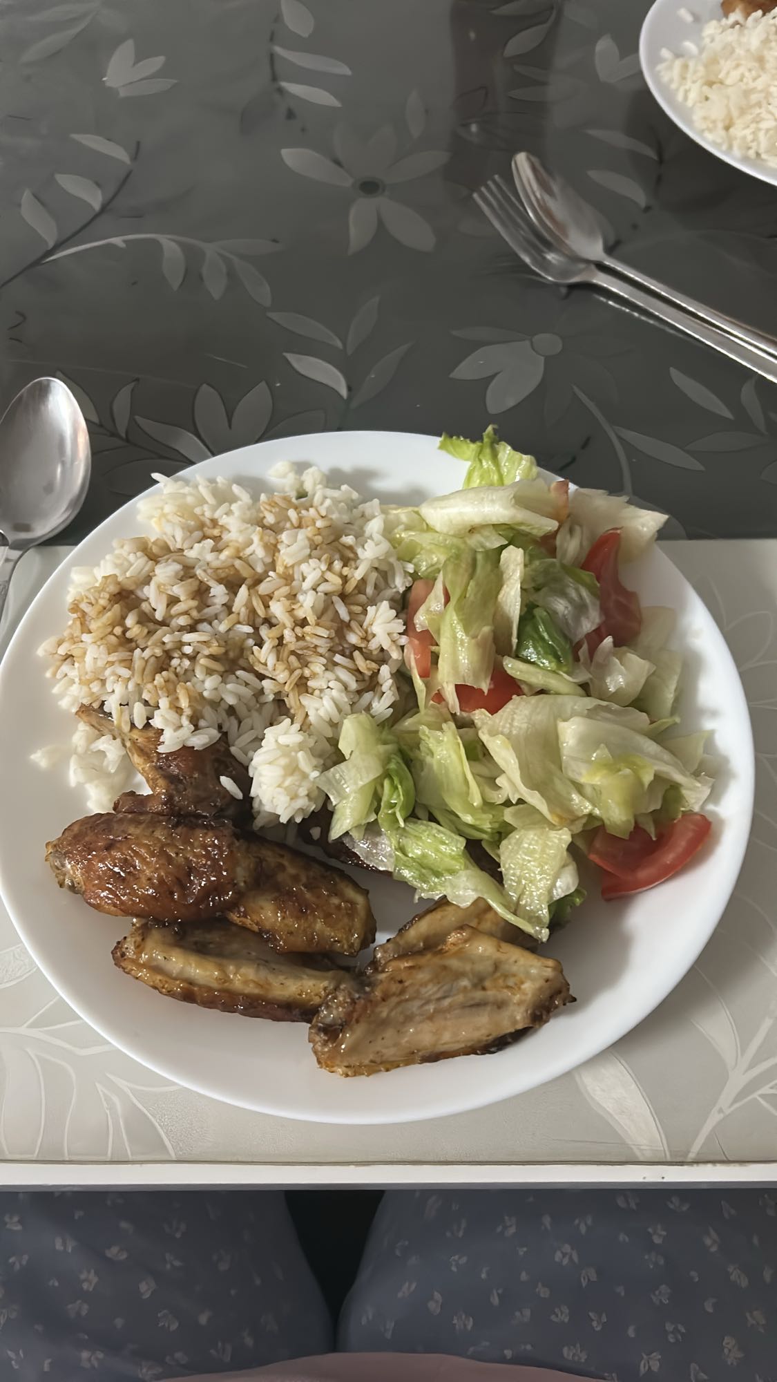 Riz, ailes et salade