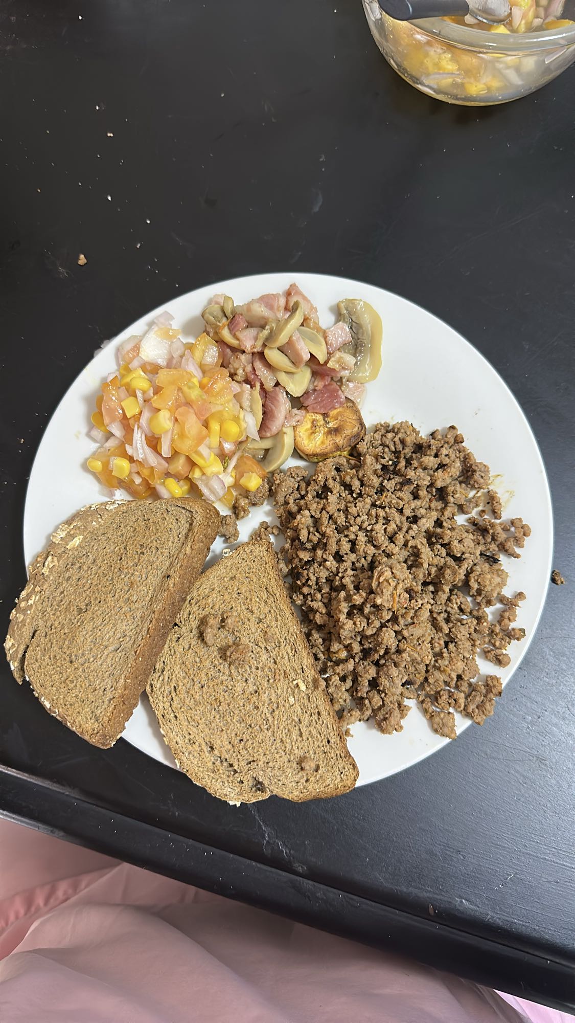 Plato mixto con carne y pan