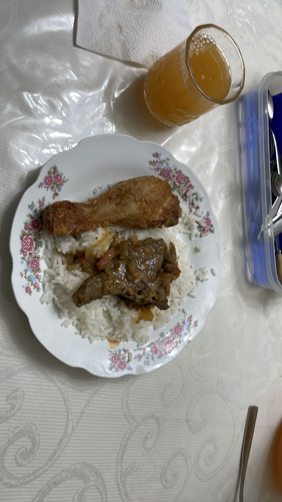 Pollo frito con arroz y jugo