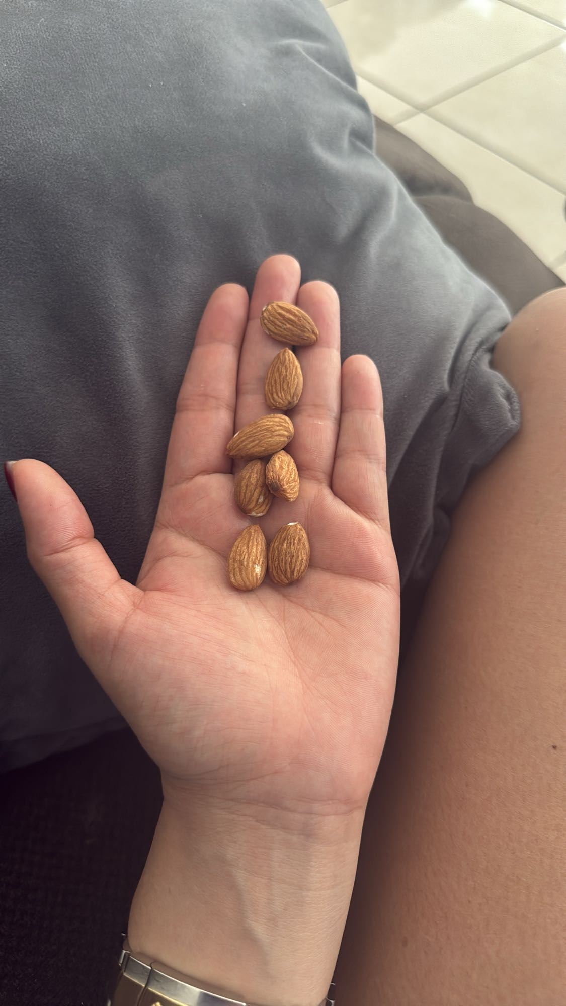 Almendras en mano