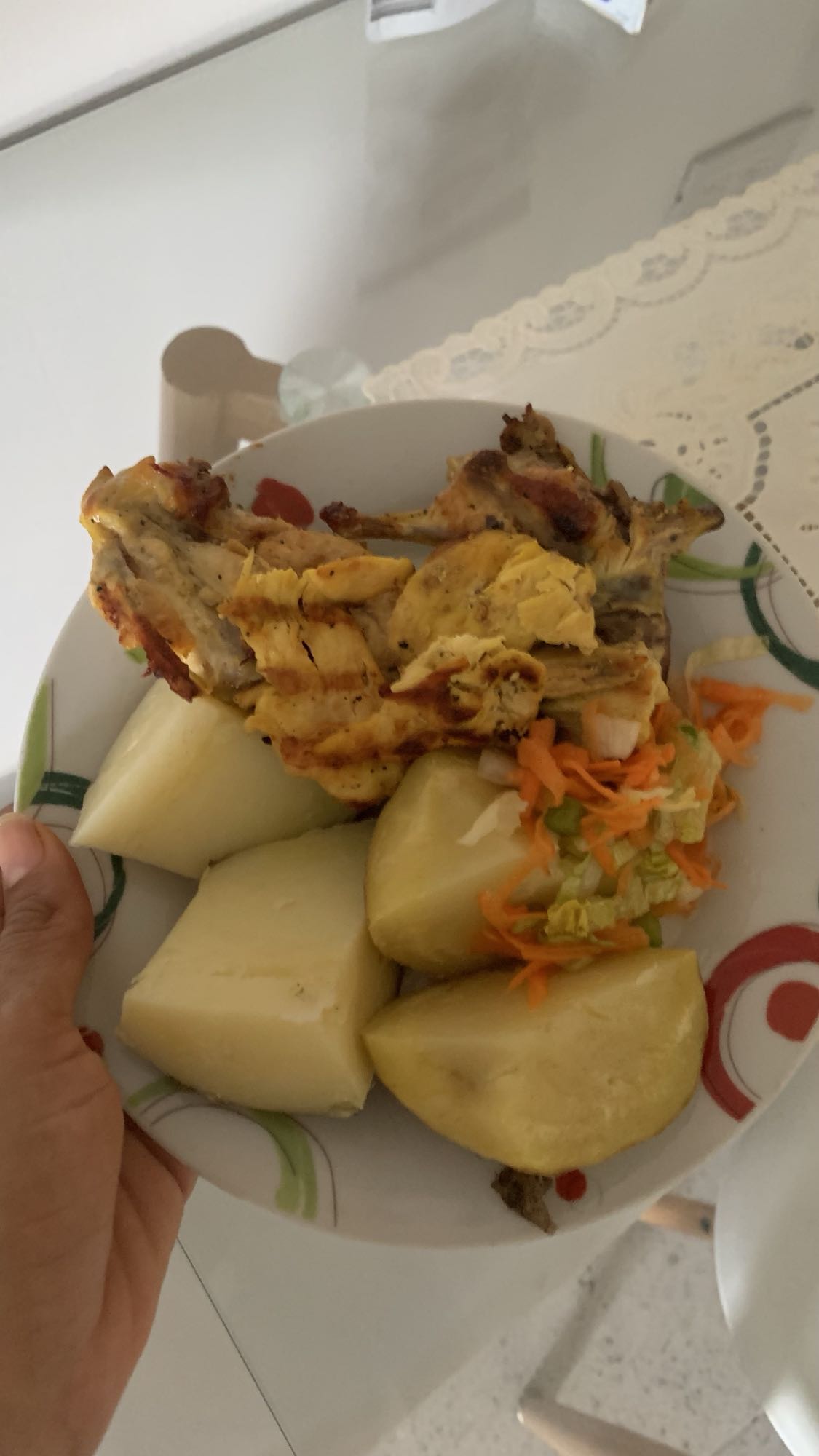 Pollo con yuca y ensalada