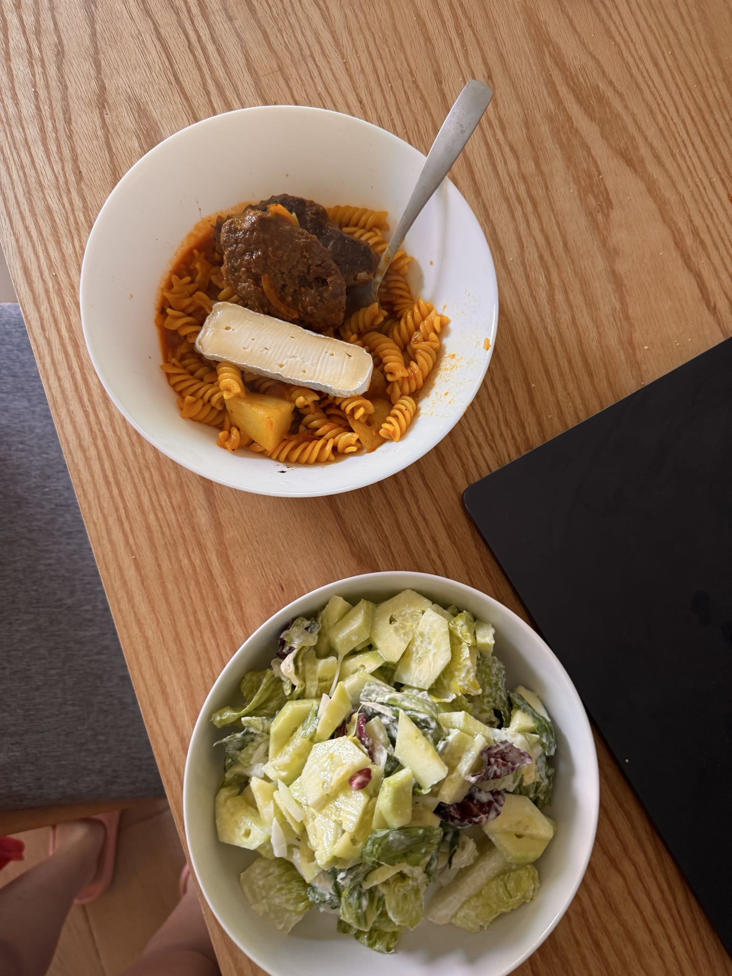 Паста с говядиной и салат