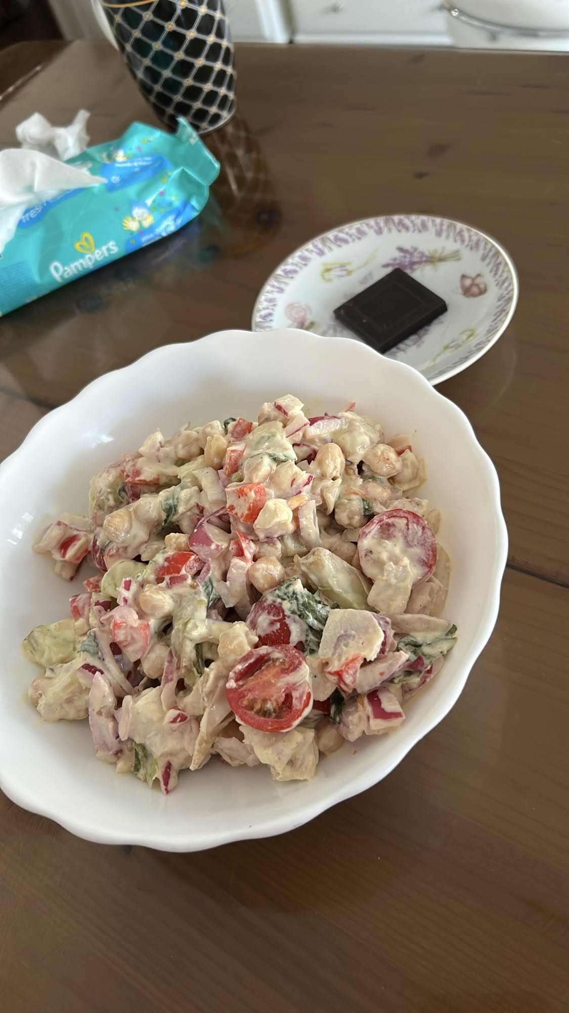 Salată din piept de pui cu năut și legume