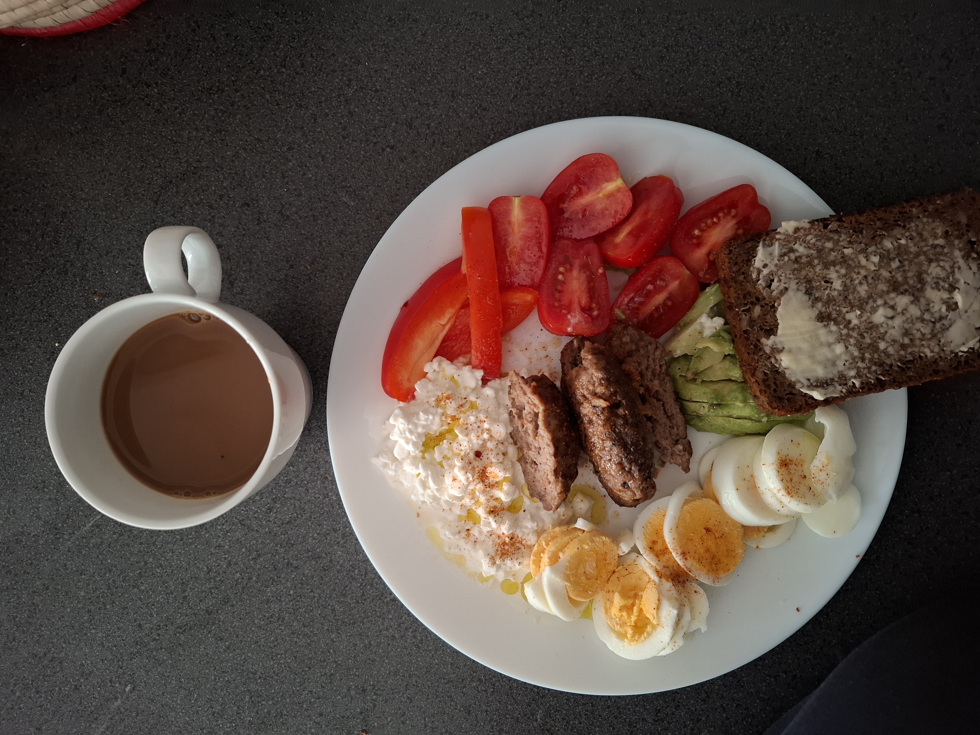 Frukosttallrik med kaffe