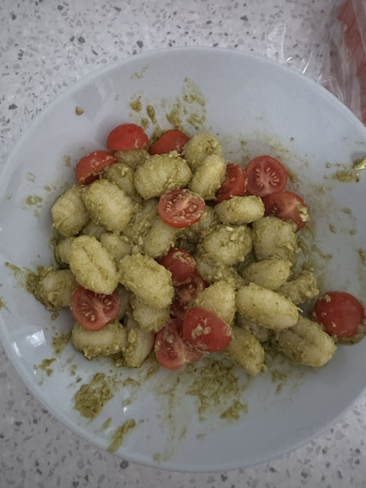 Gnocchi z pesto i pomidorami