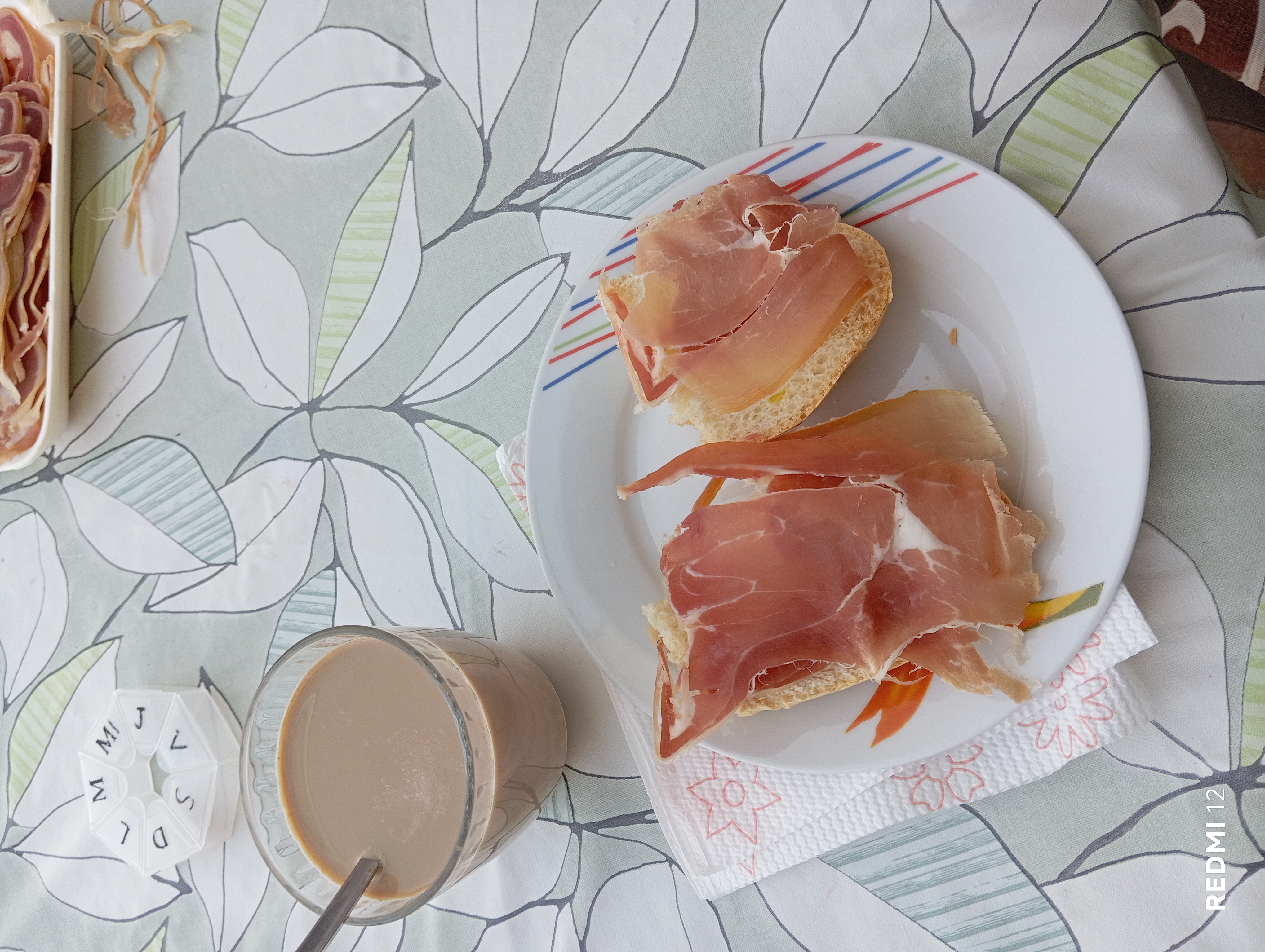 Bocadillo de jamón y café