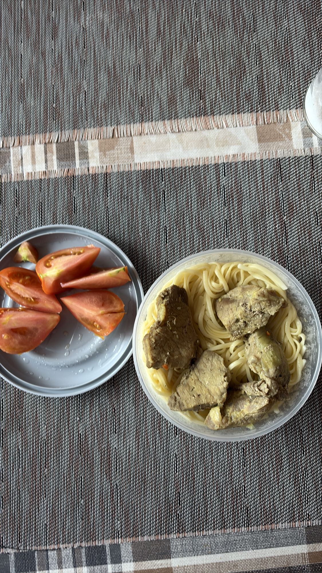 Макароны с мясом и помидором