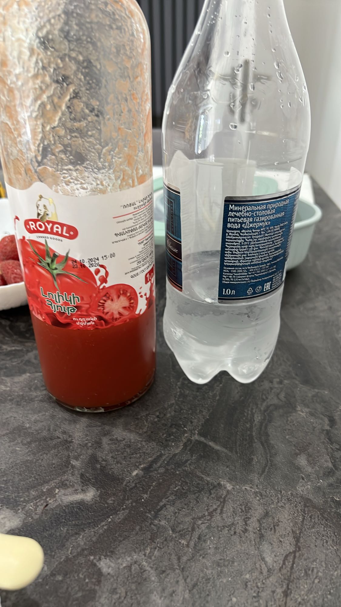 լոլիկի հյութ և ջուր