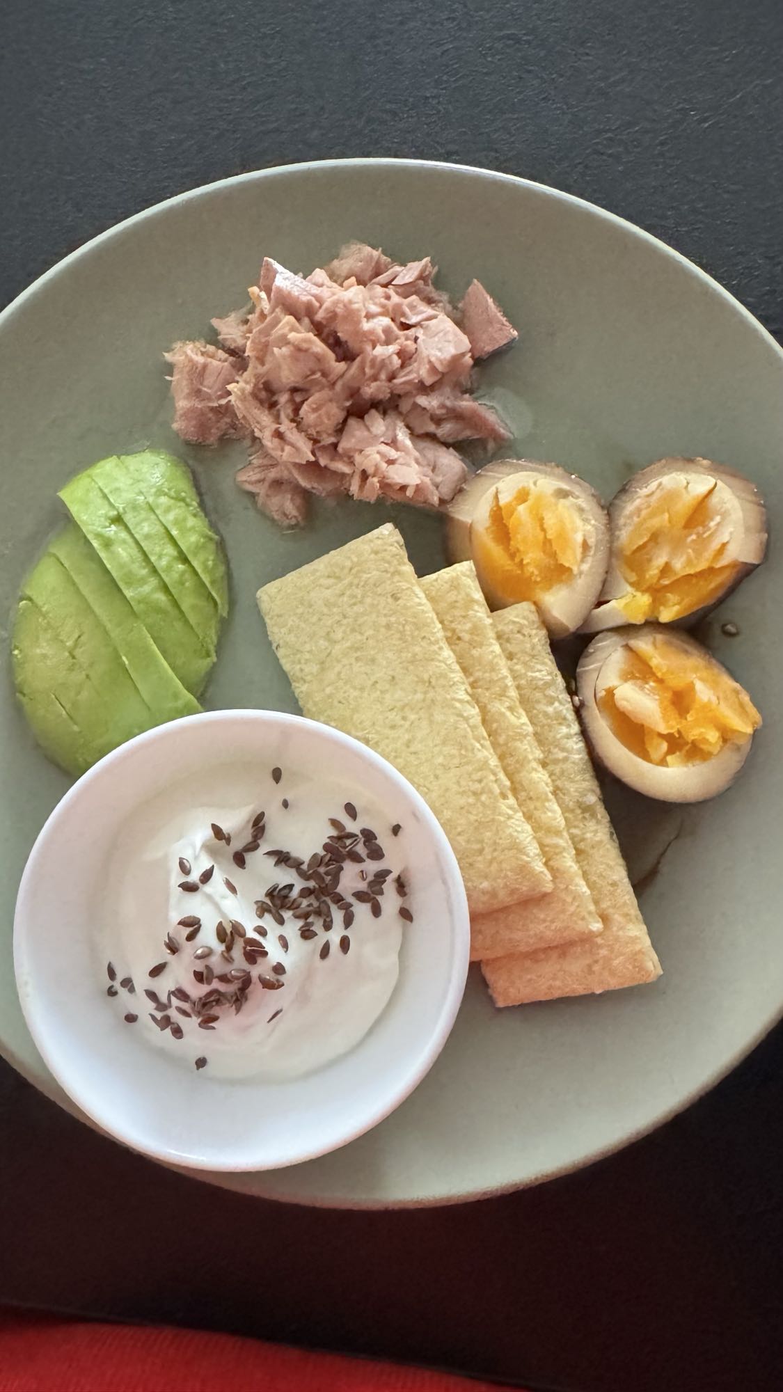 Тунец с яйцом и авокадо