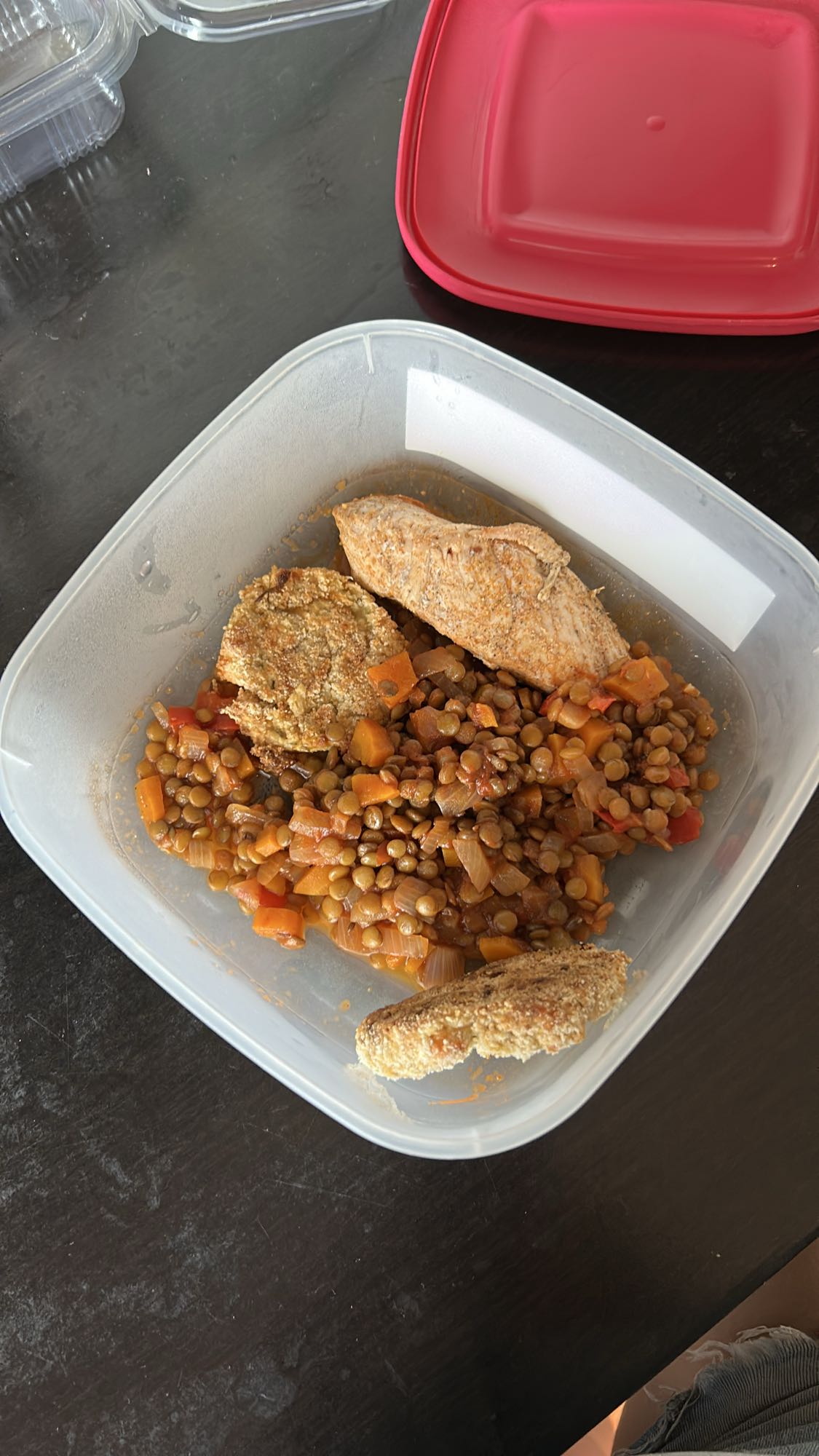 Linte cu piept de pui la cuptor și două chifteluțe de dovlecei la cuptor