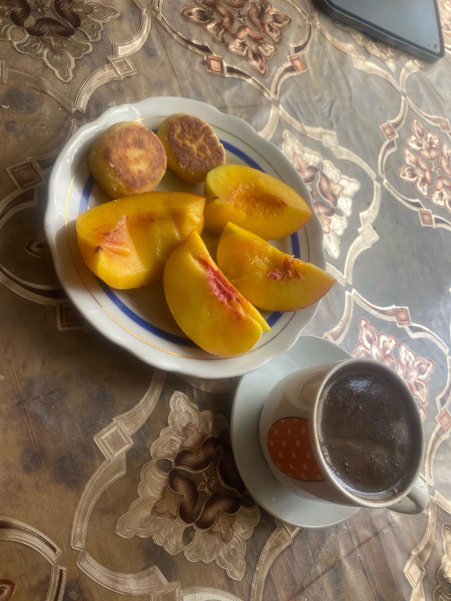 сырники с персиком и кофе