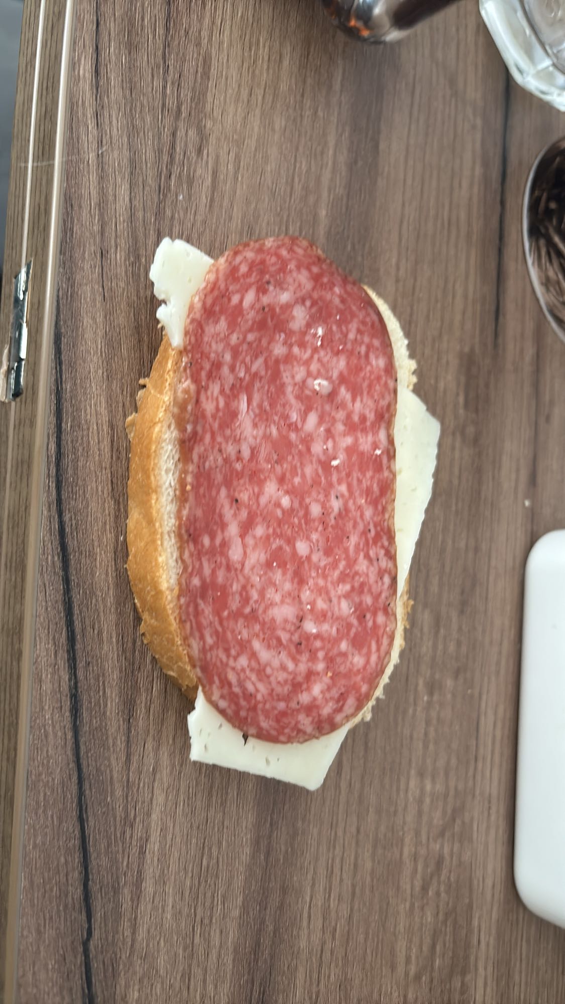 бутерброд с колбасой и сыром