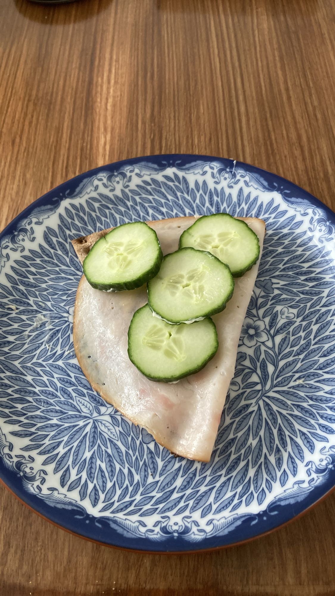 Knäckebröd med kalkon och gurka