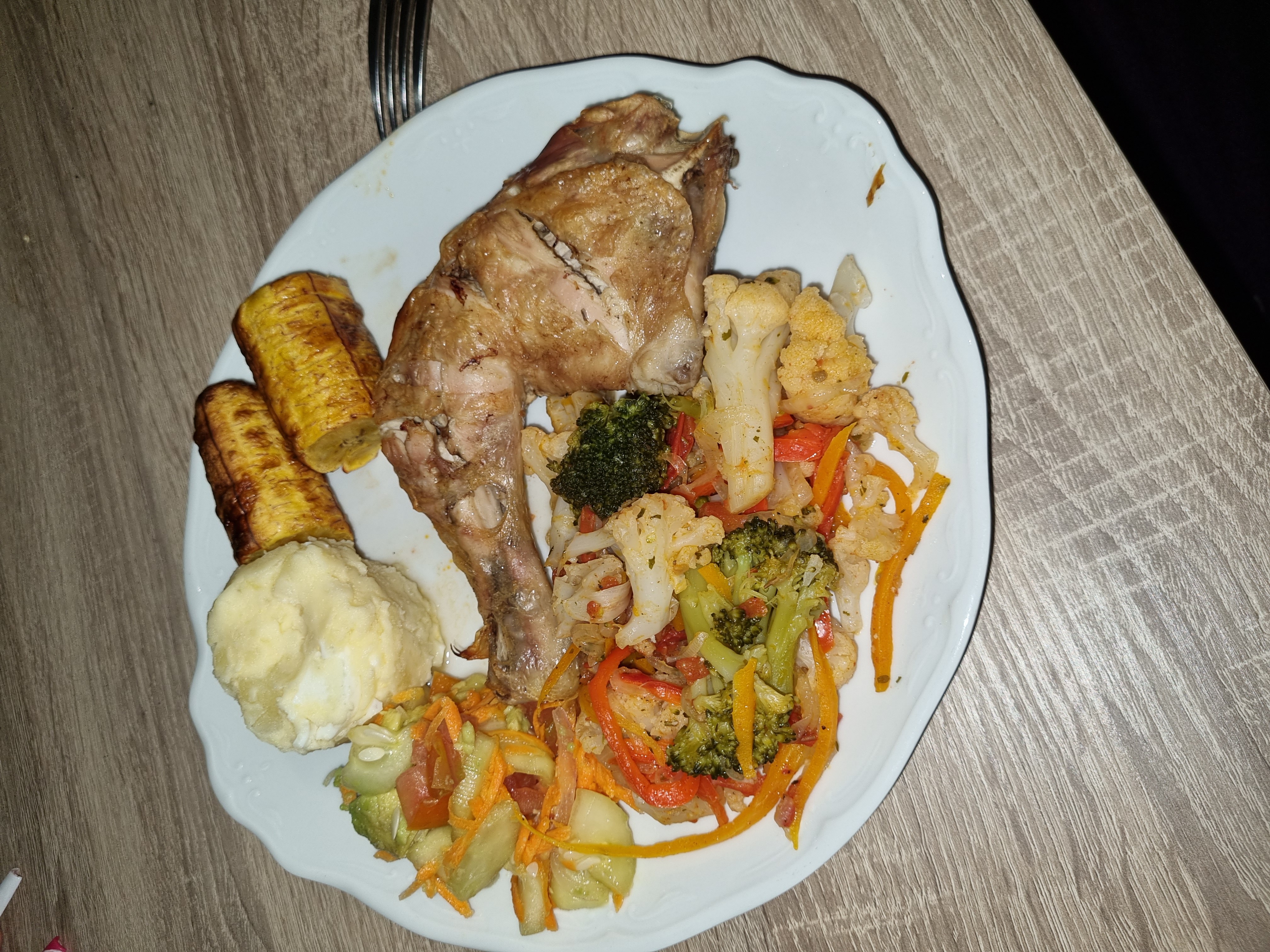 Pollo con vegetales y plátano