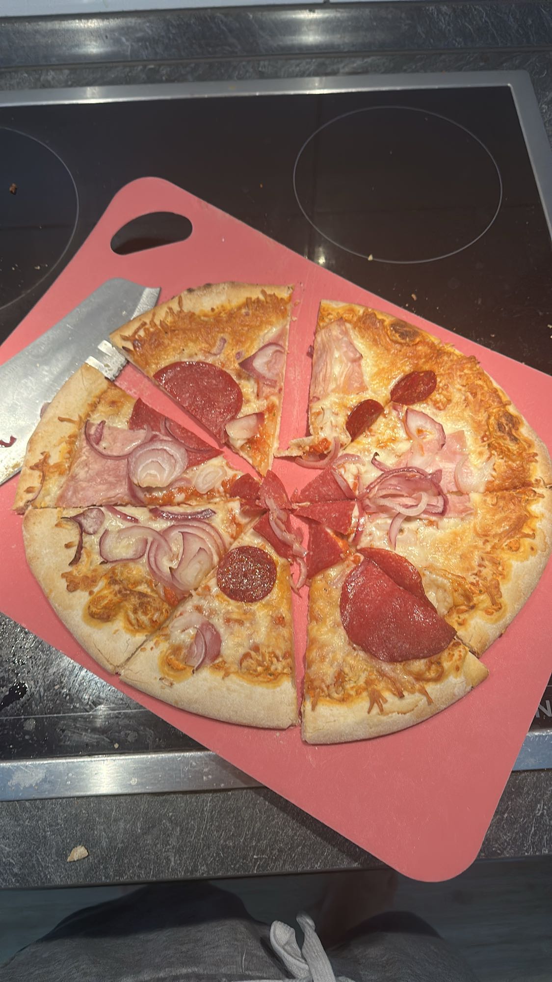 Pizza mit Salami & Zwiebeln