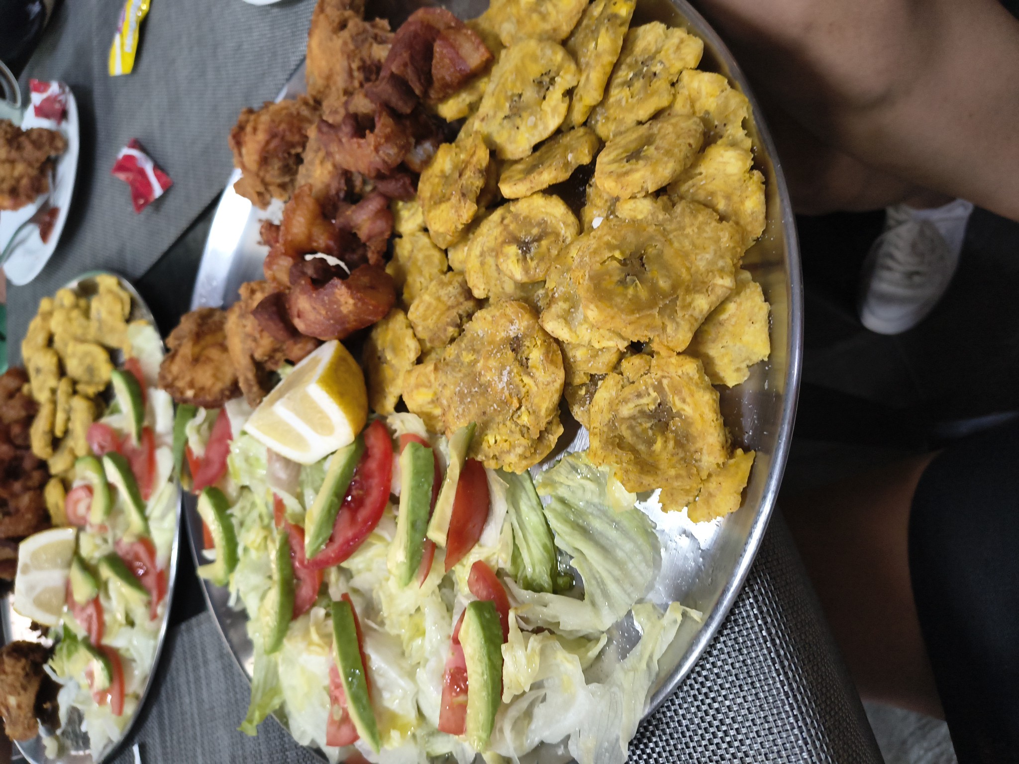 Pollo frito con tostones y ensalada