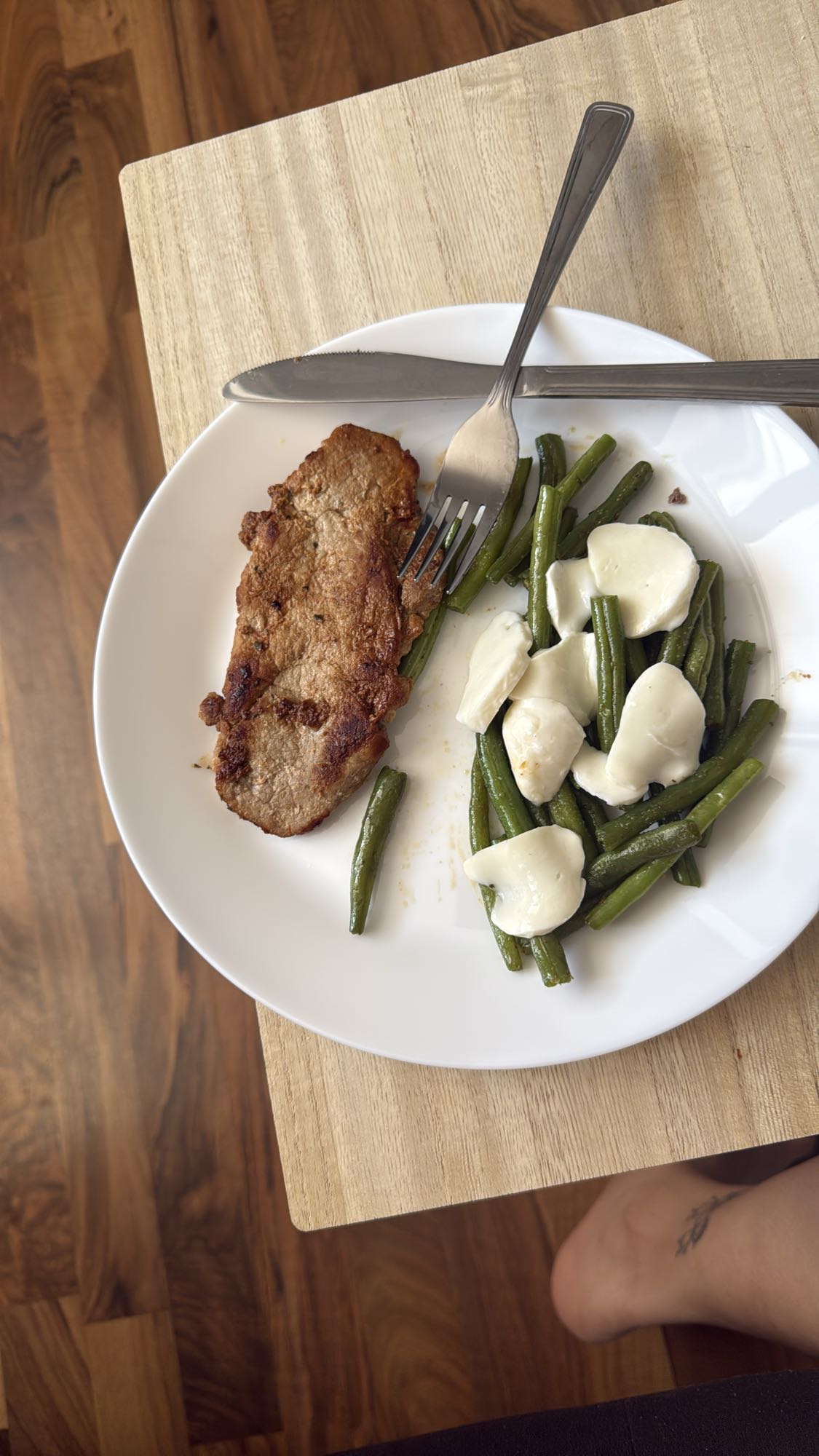 Bistec con judías y mozzarella