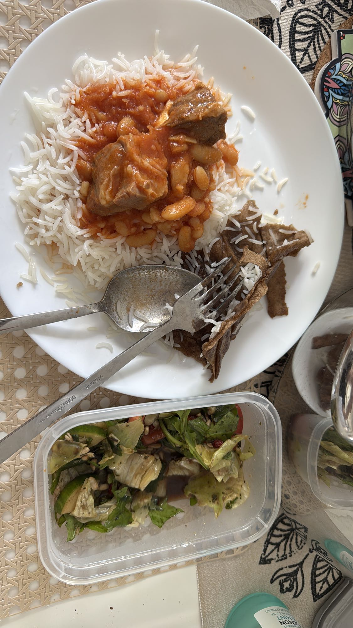 Ris med gryta och sallad