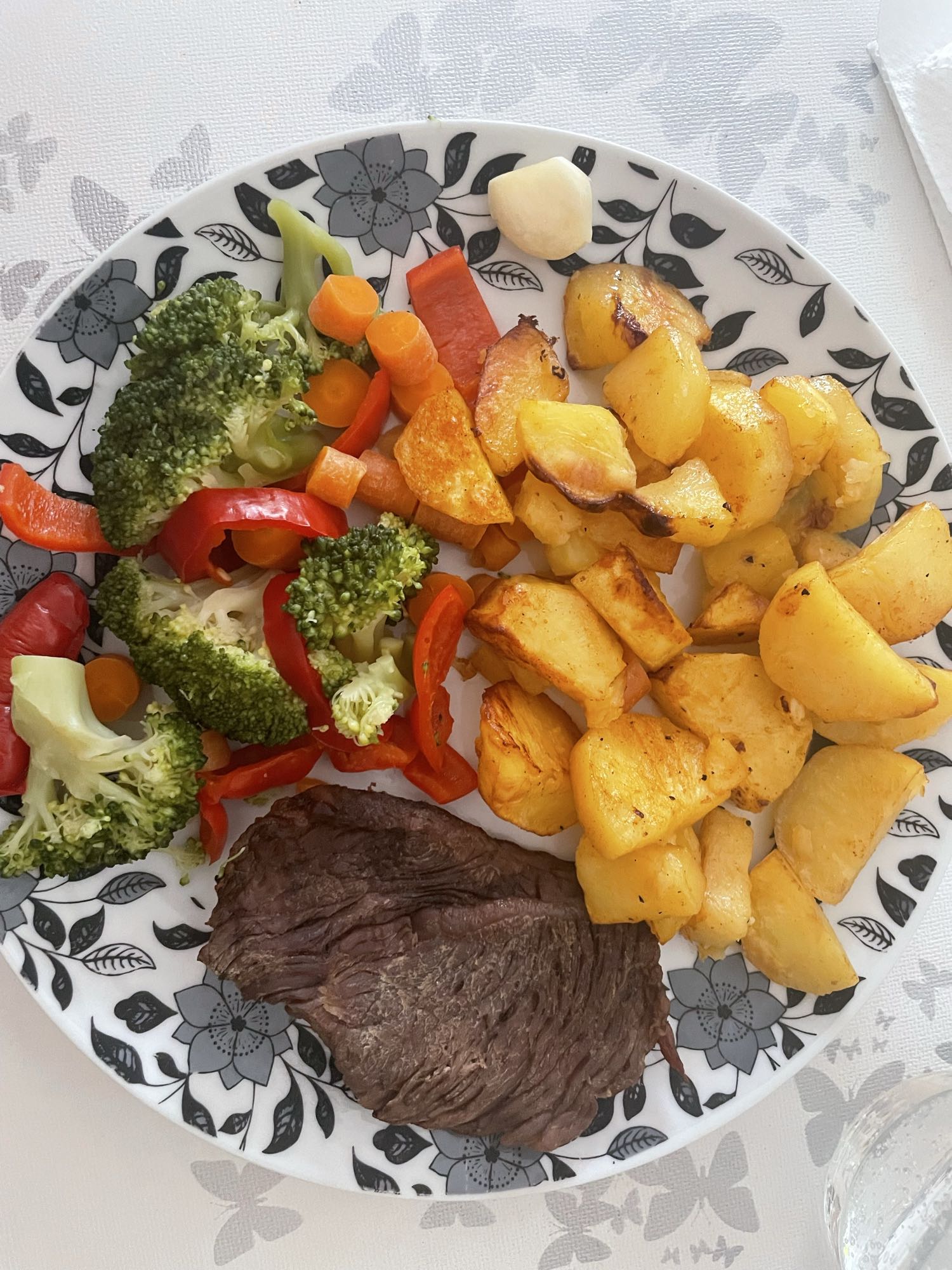 Rind Hüfte mit gerösteten Kartoffeln und Gemüse