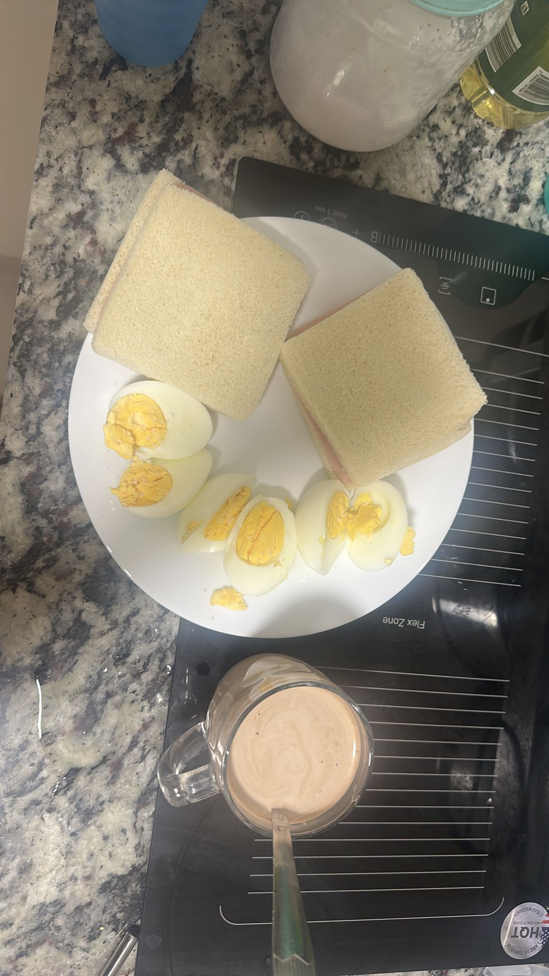 Desayuno con sándwich y huevos