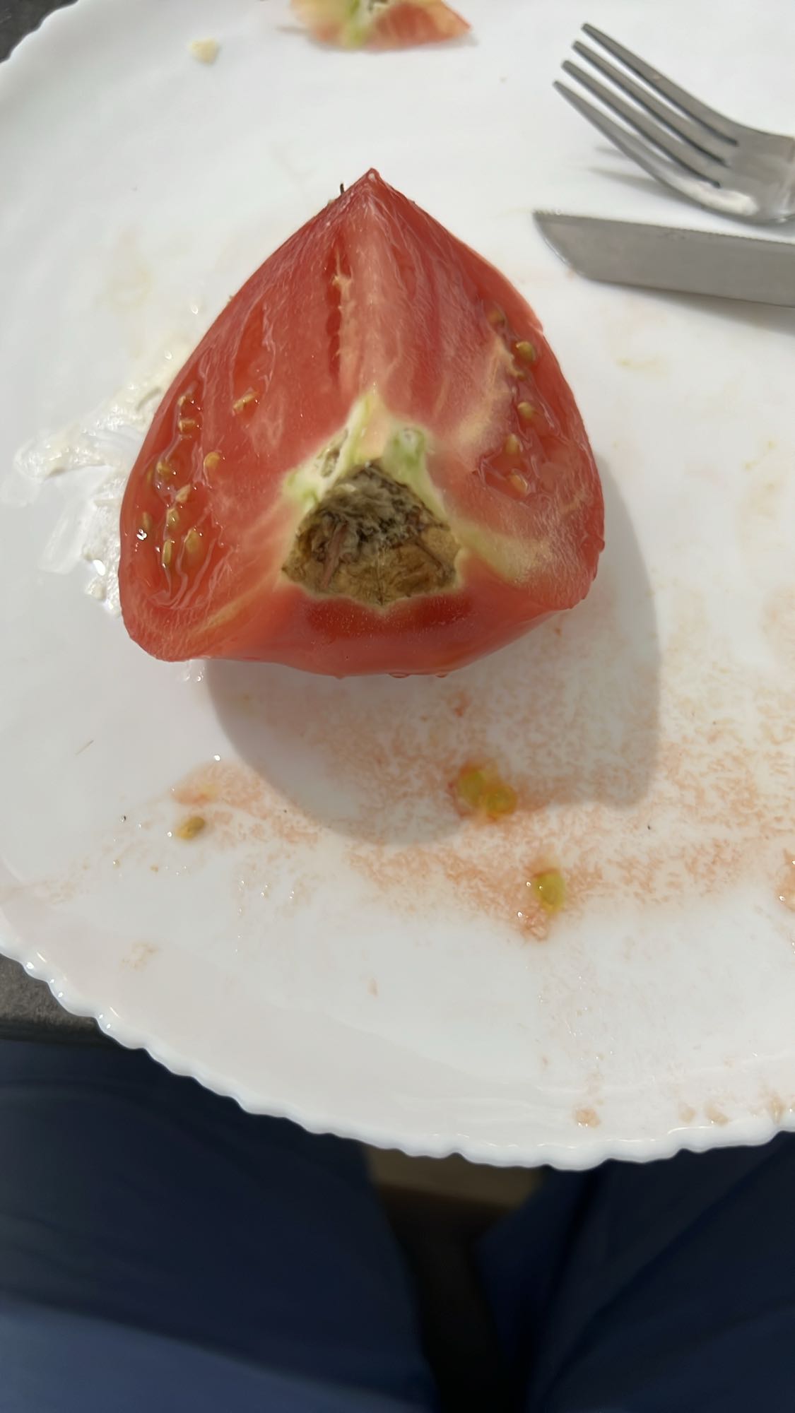 կես լոլիկ ափսեի մեջ