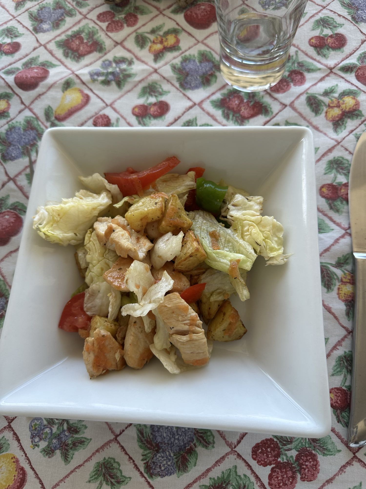 Ensalada de pollo y verduras