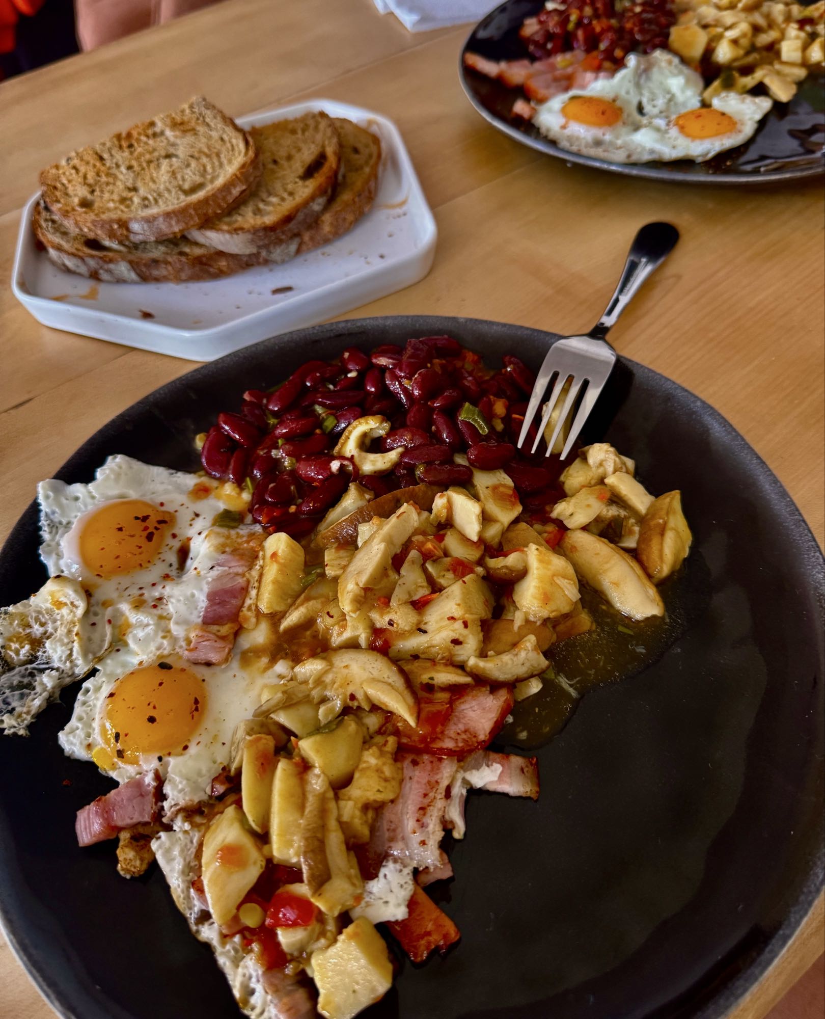 Mic dejun cu ouă și fasole