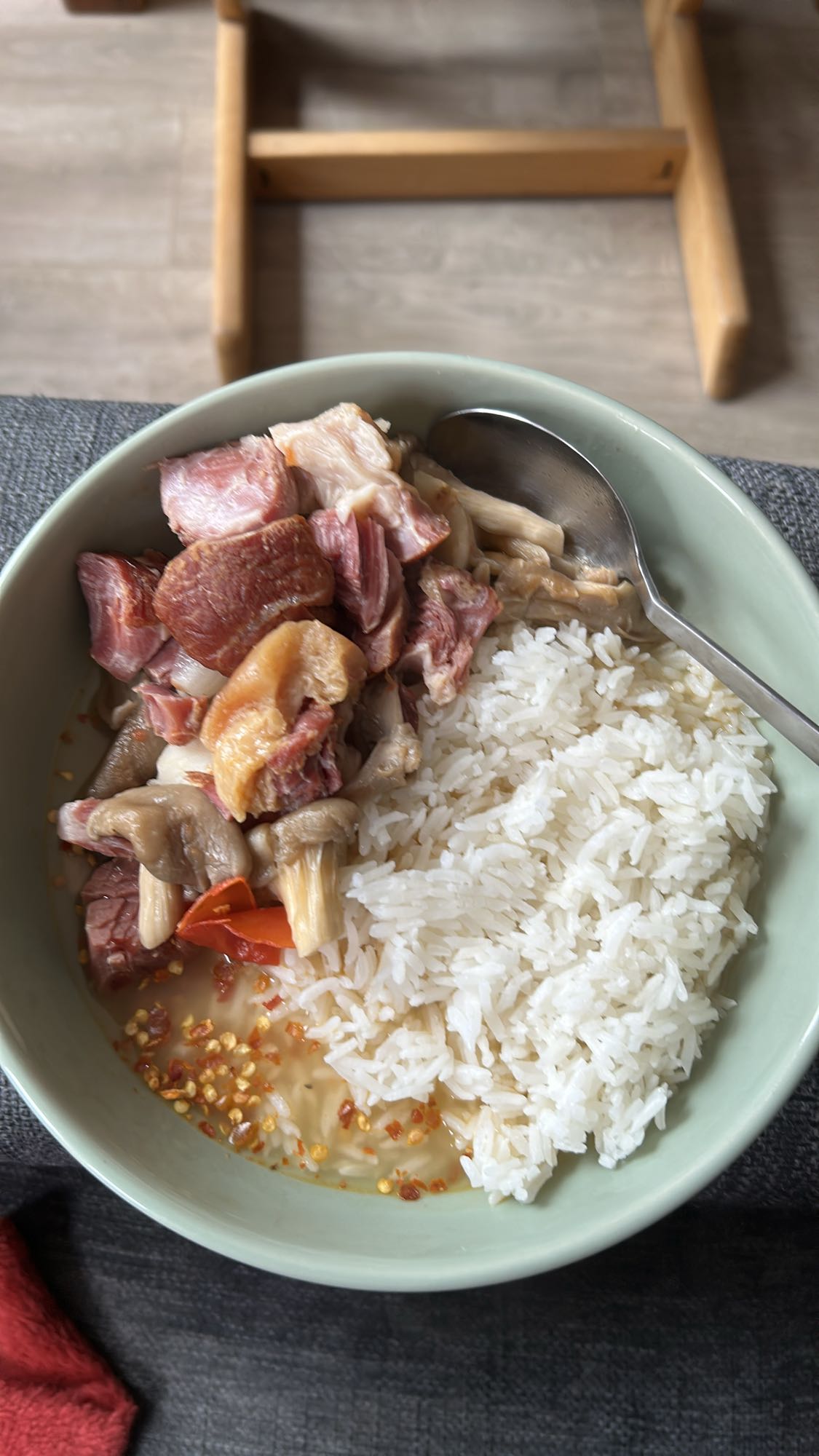 Ris med kjøtt og sopp