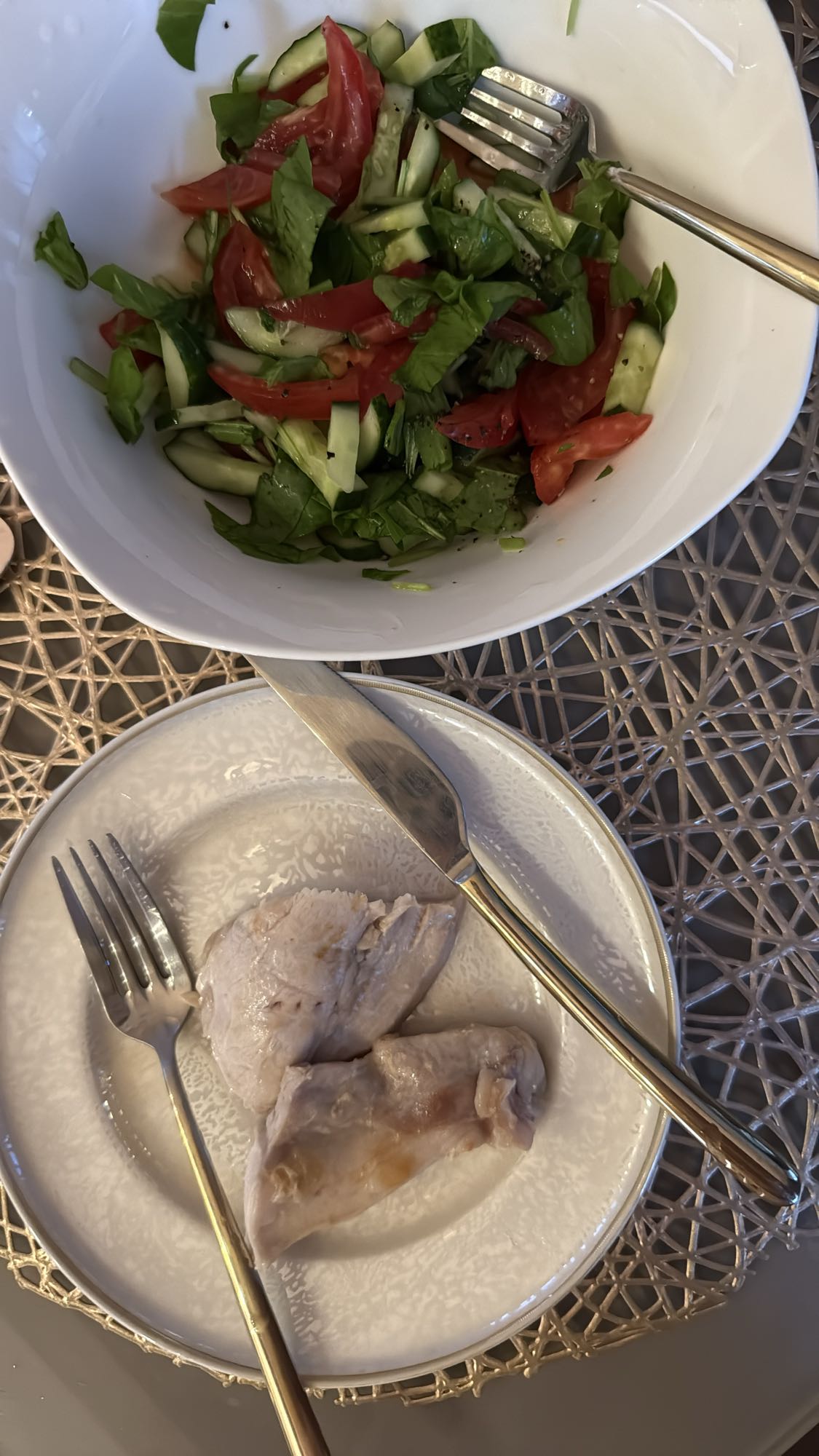 Курица с овощным салатом