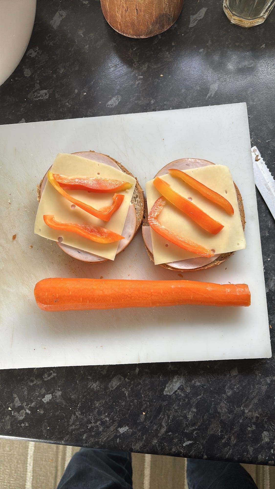 Brødskiver med kalkunfilet og gulost