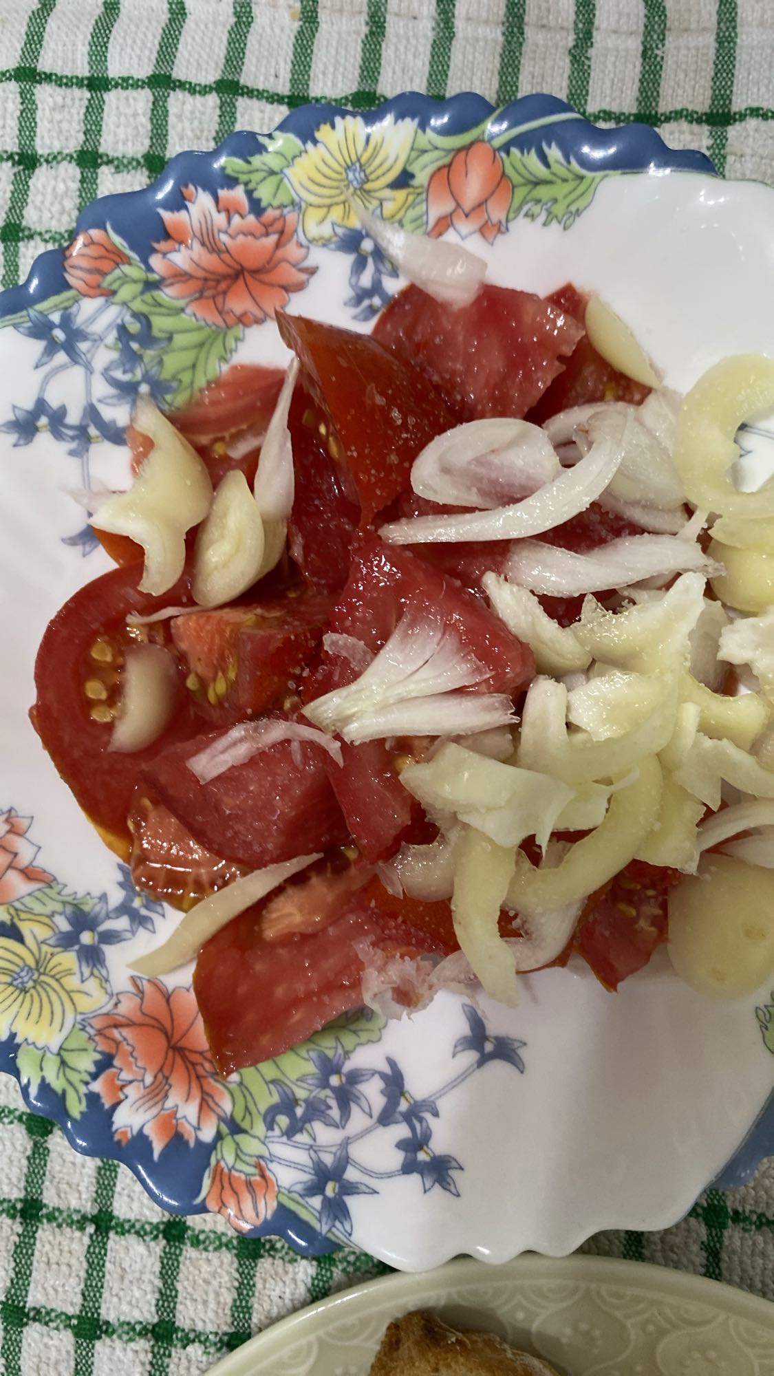 Salată de roșii și ceapă