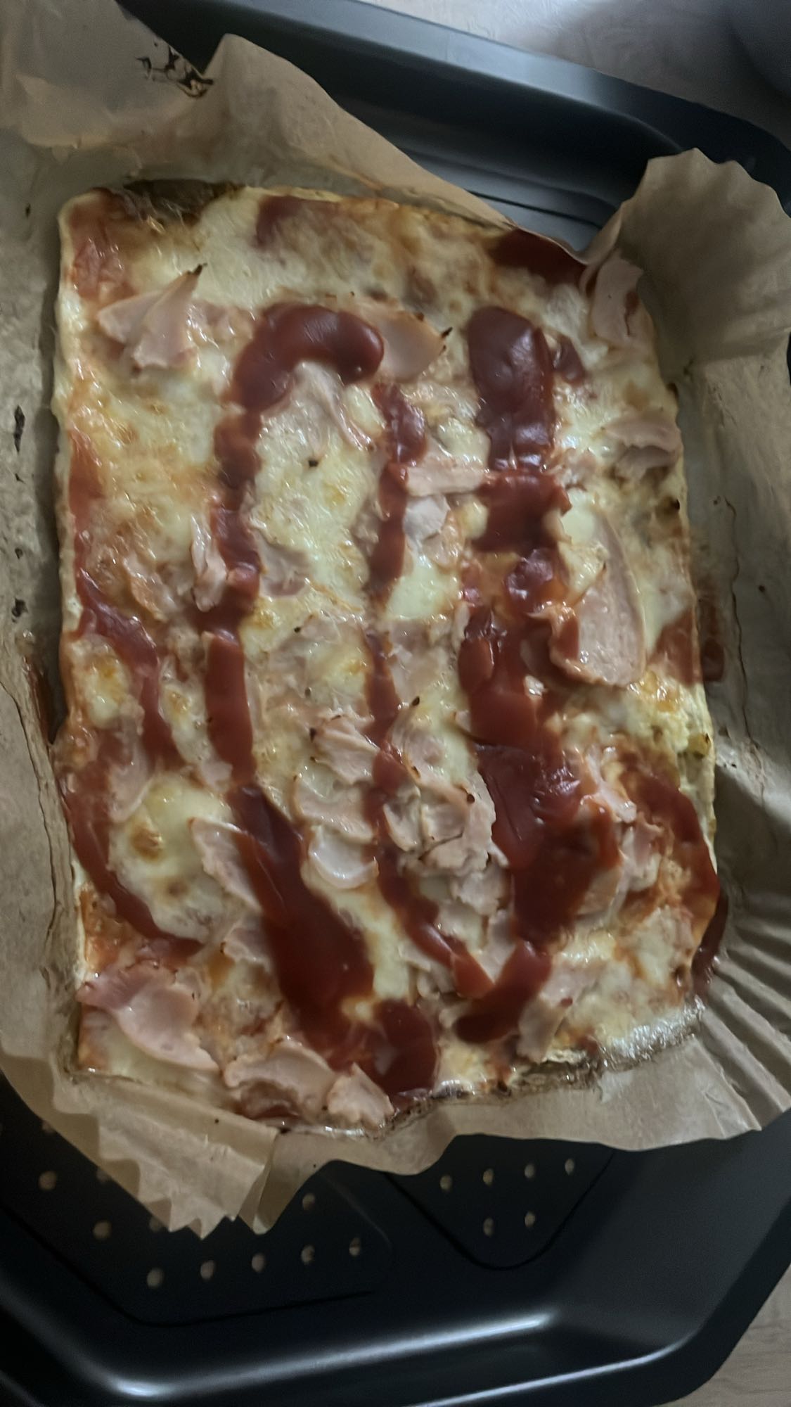 Pizza cu șuncă și ketchup