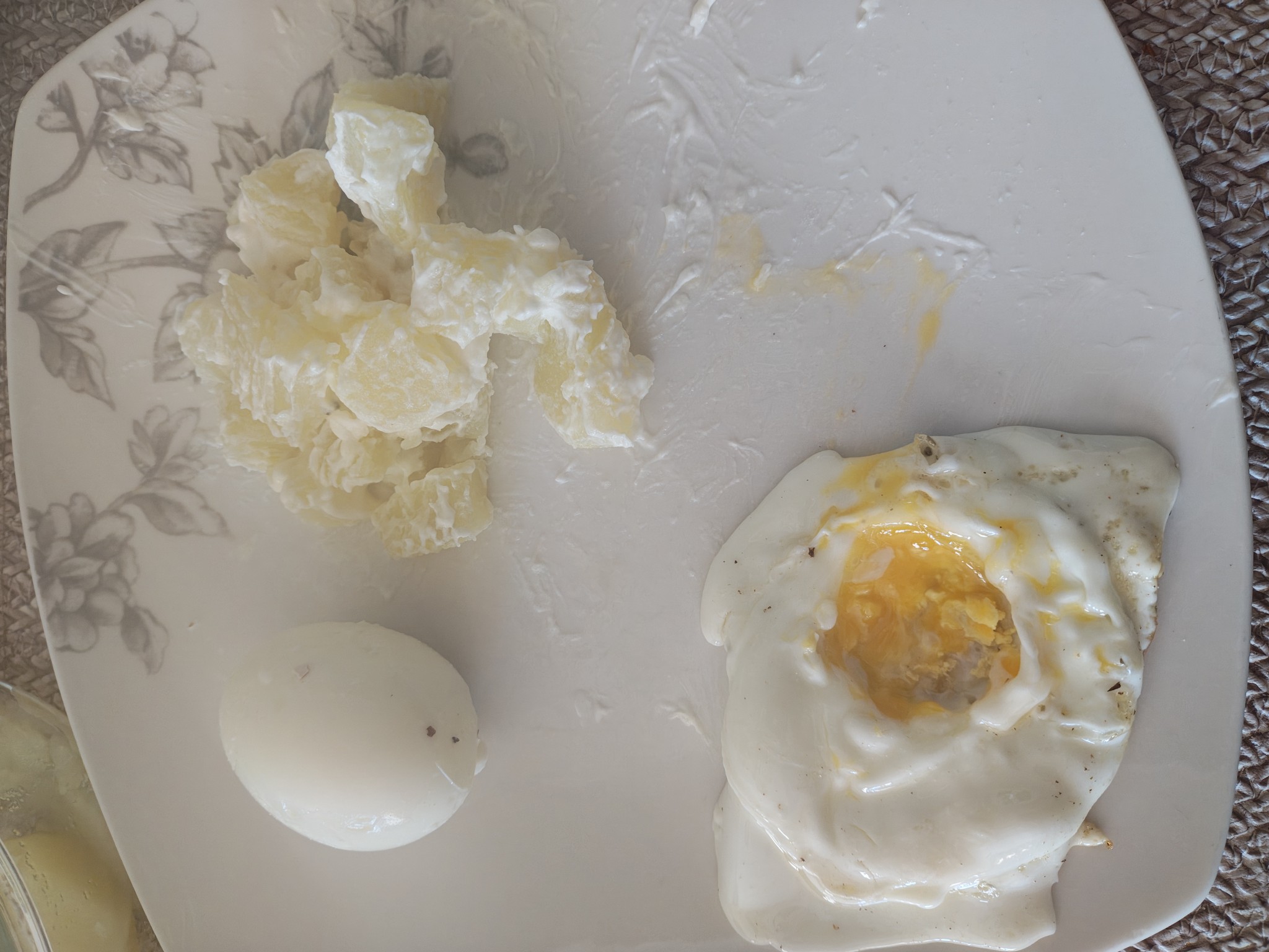 Huevos y ensalada de papa