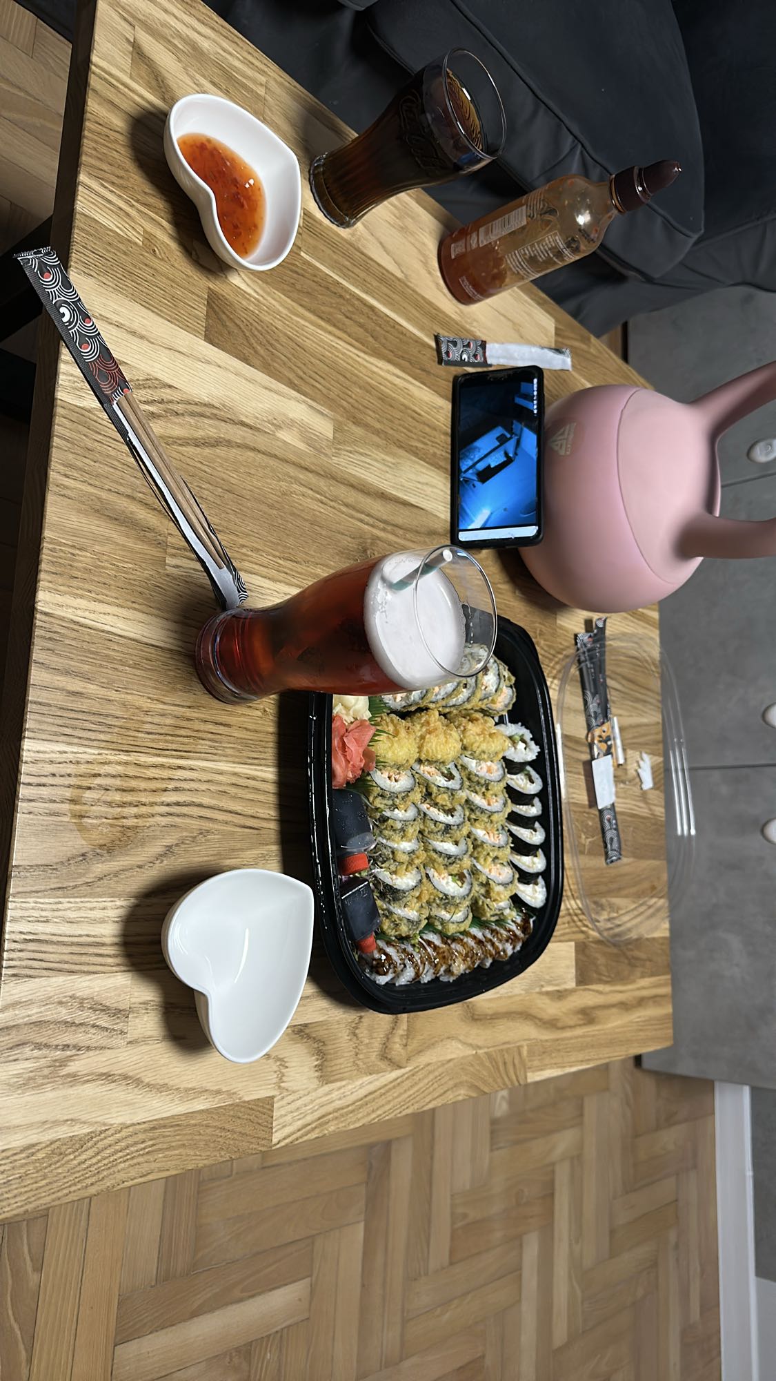 Zestaw sushi z napojem