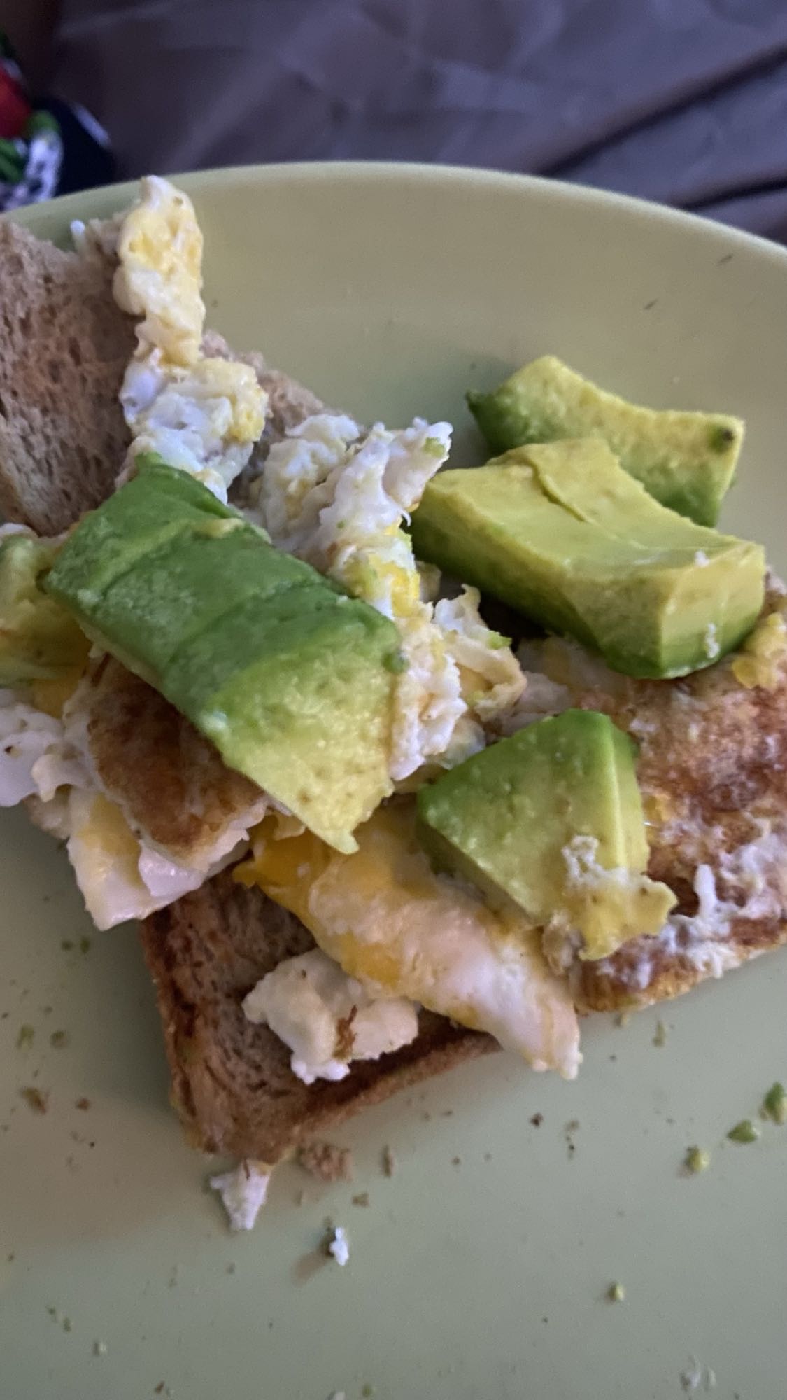 Tostada con huevo y aguacate