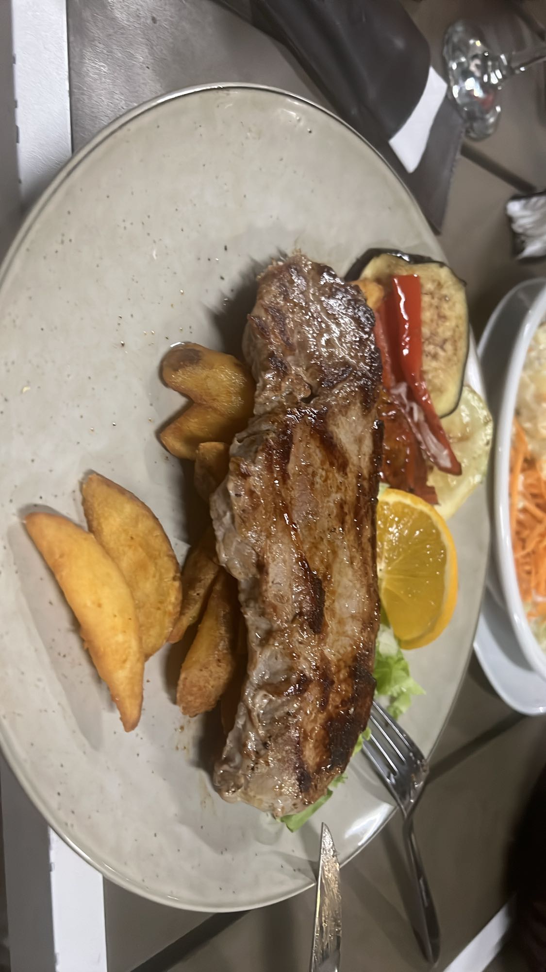 Bistecca con patate e verdure