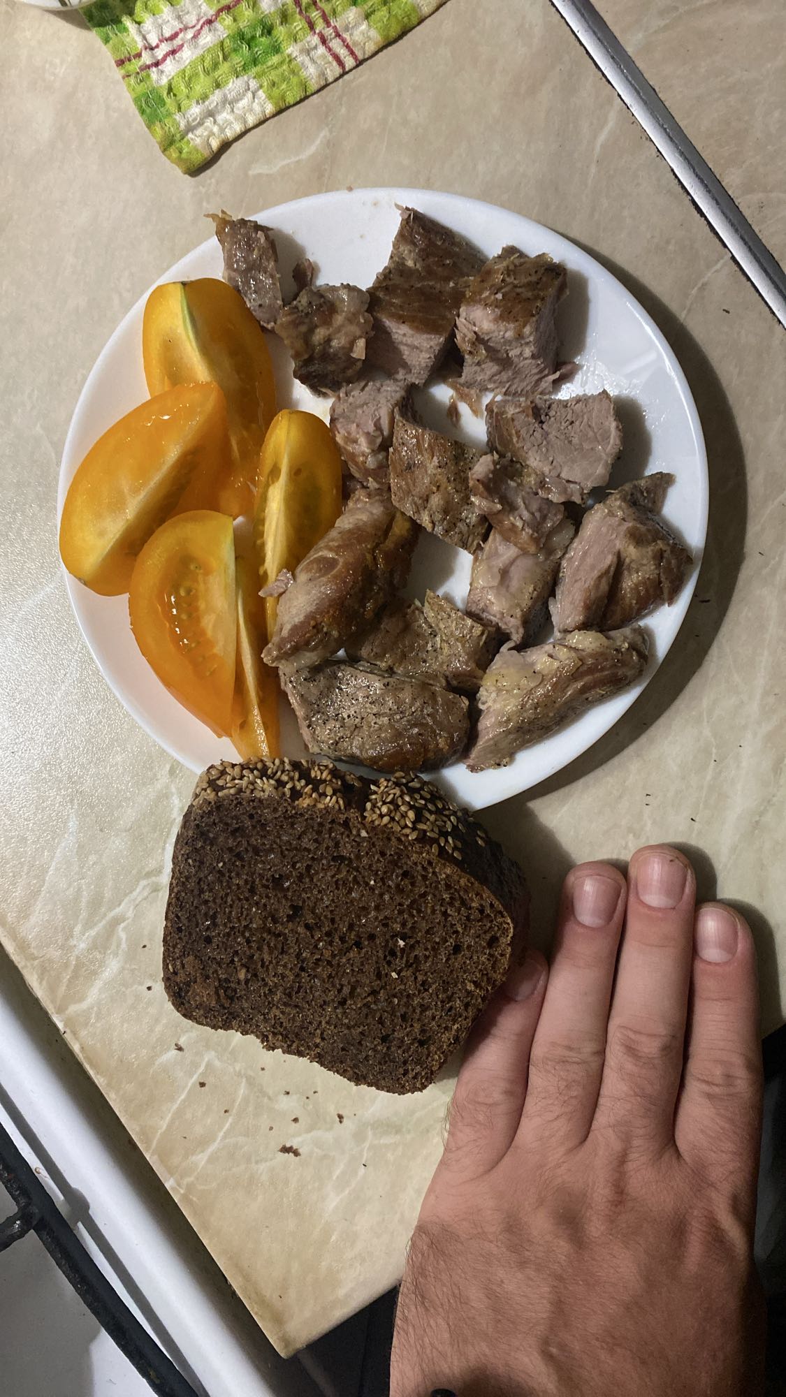 Мясо с помидором и хлебом