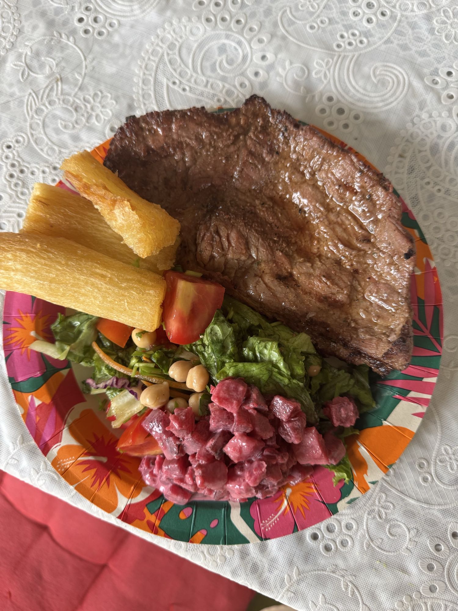 Carne asada con ensalada