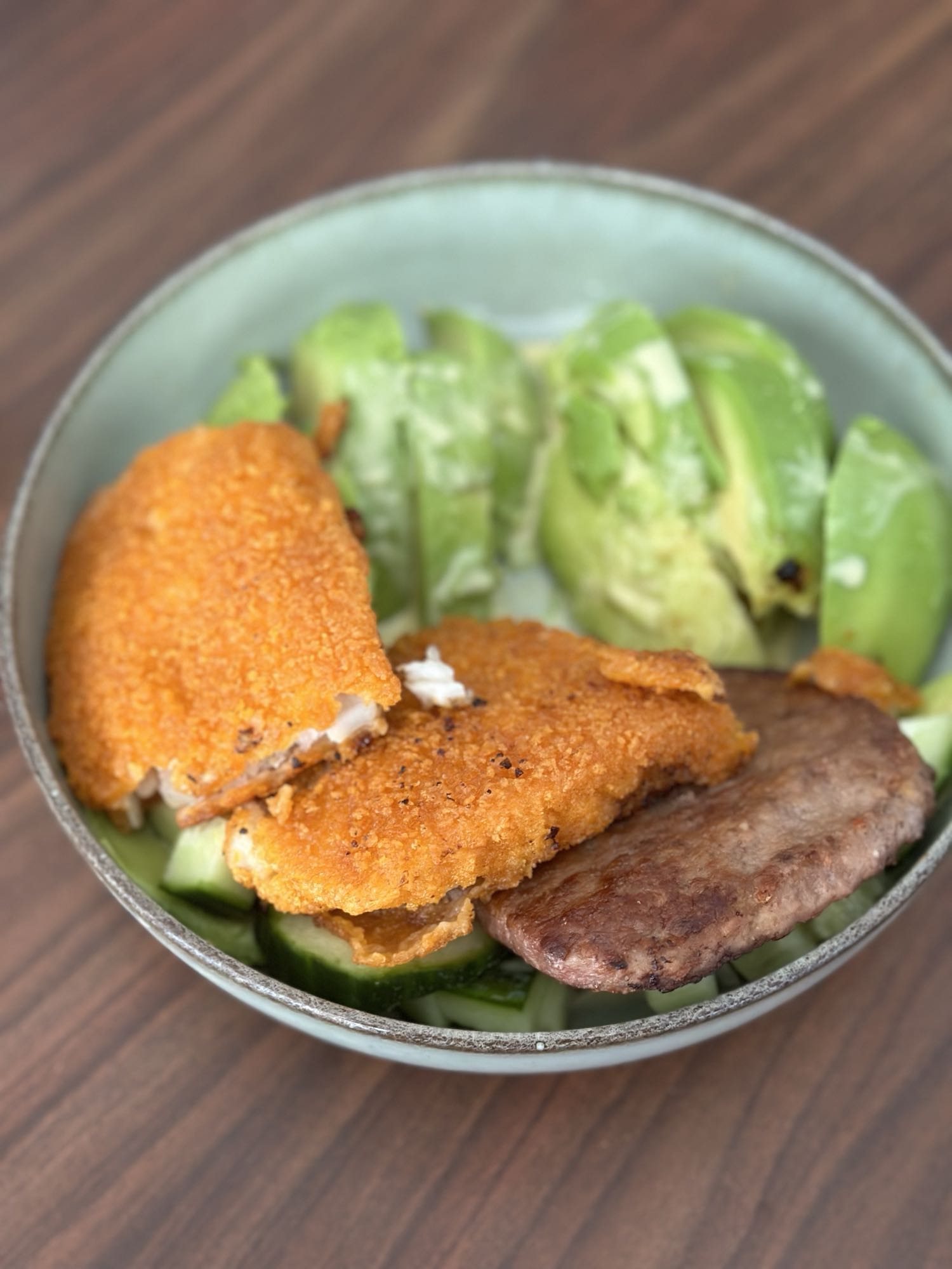 Poulet pané et avocat