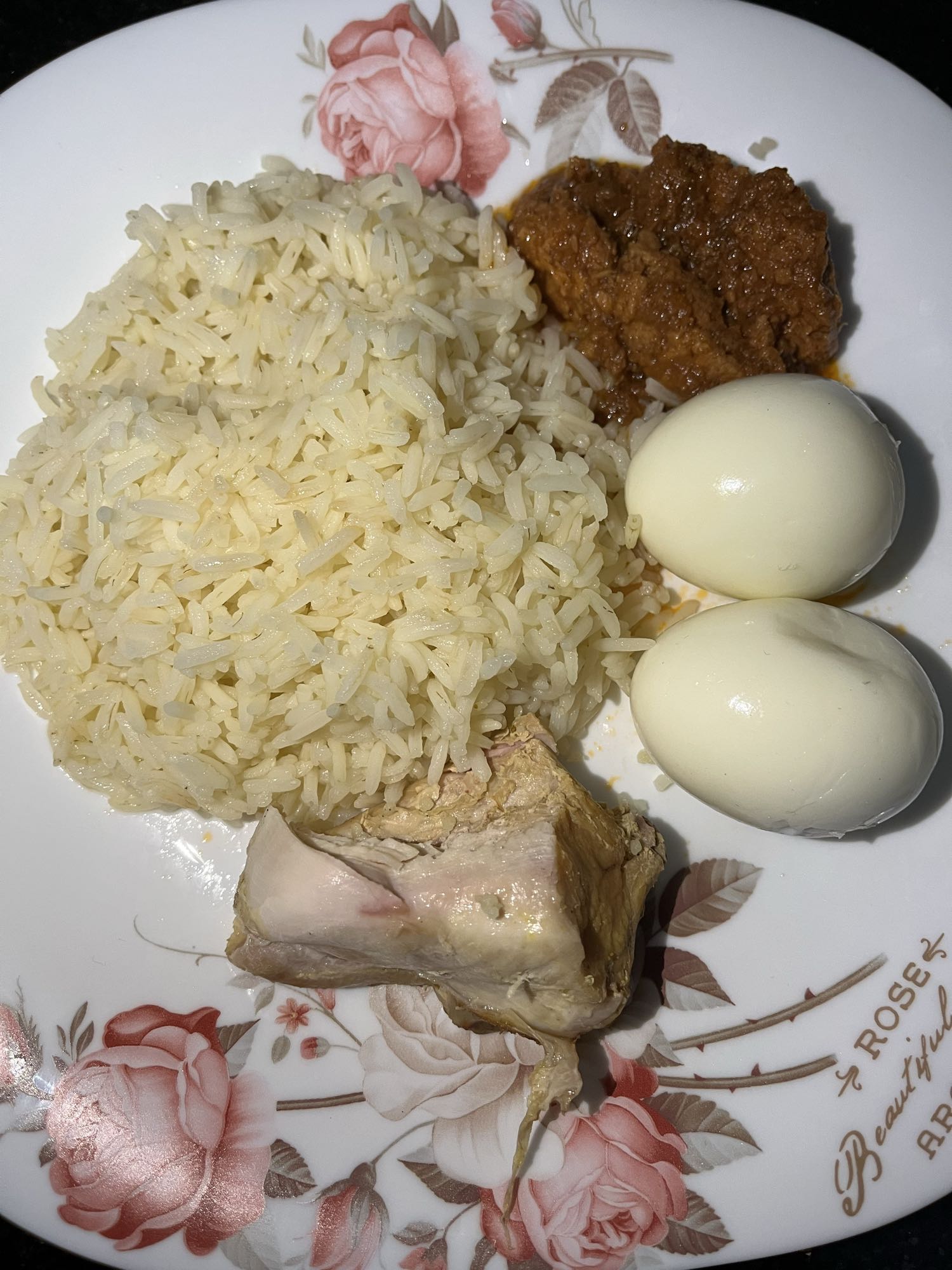 Riz, œufs, poulet, sauce