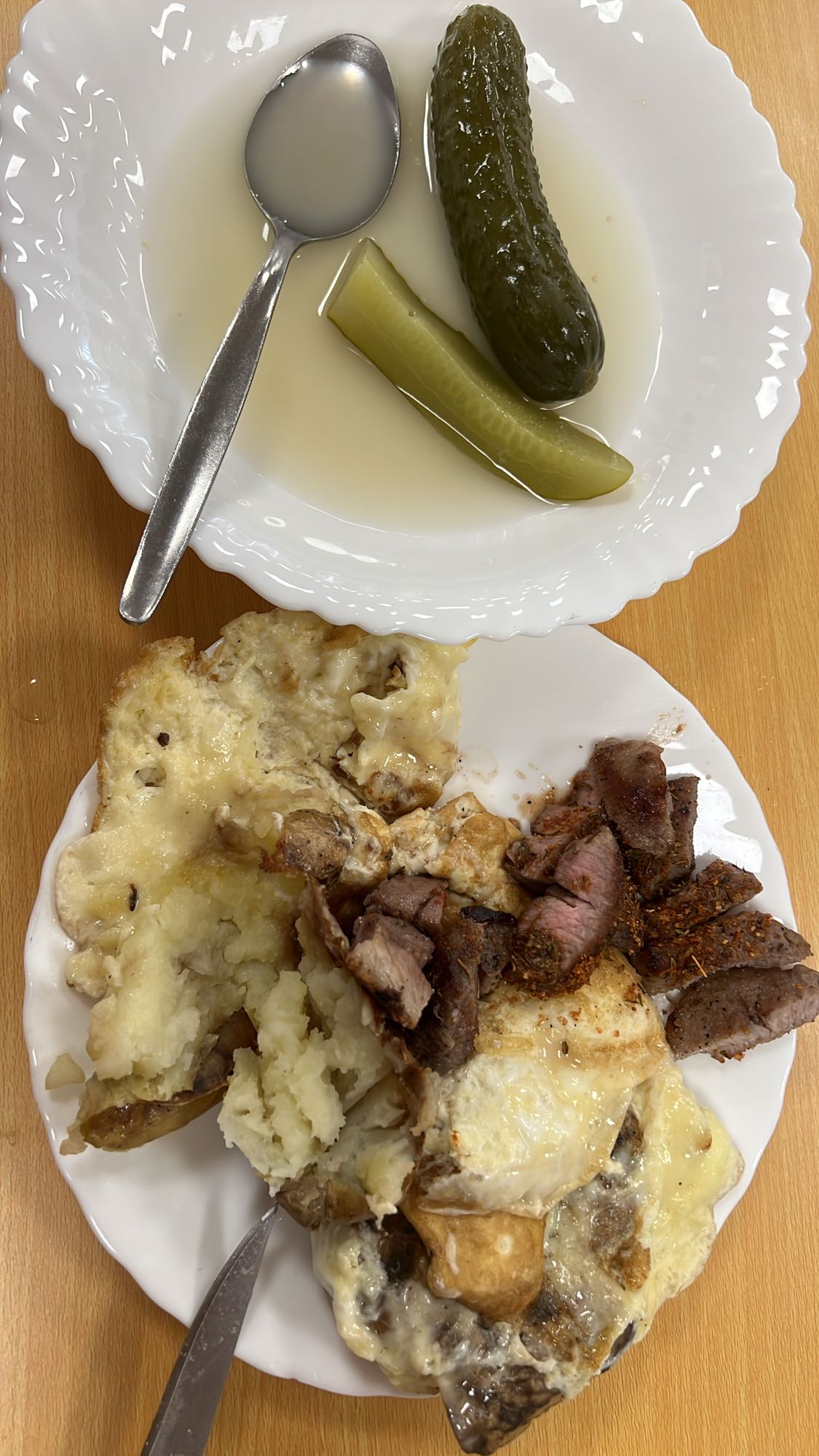 Friptură cu piure și murături