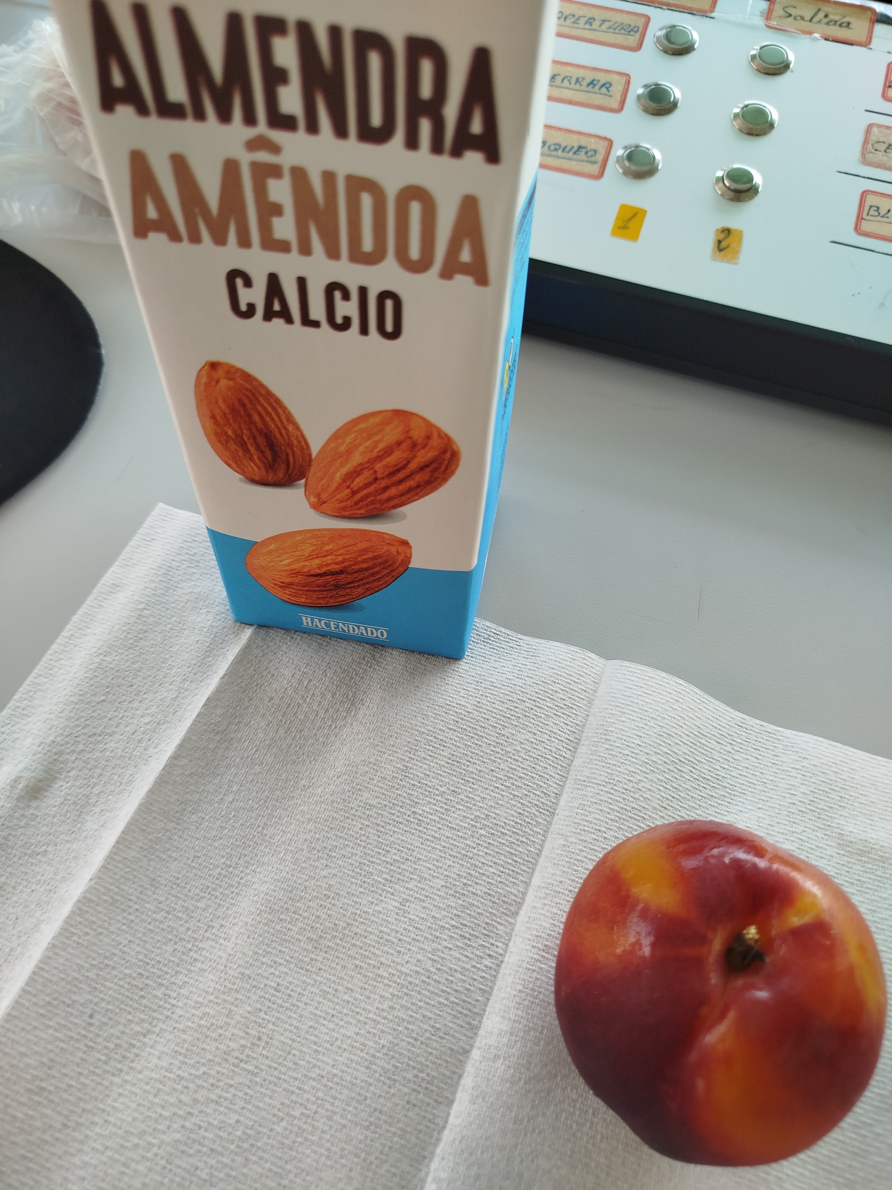 leche de almendra y nectarina