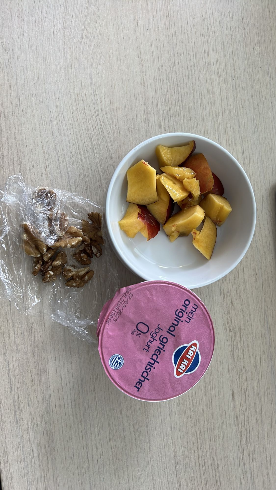 Jogurt grecki z brzoskwinią i orzechami