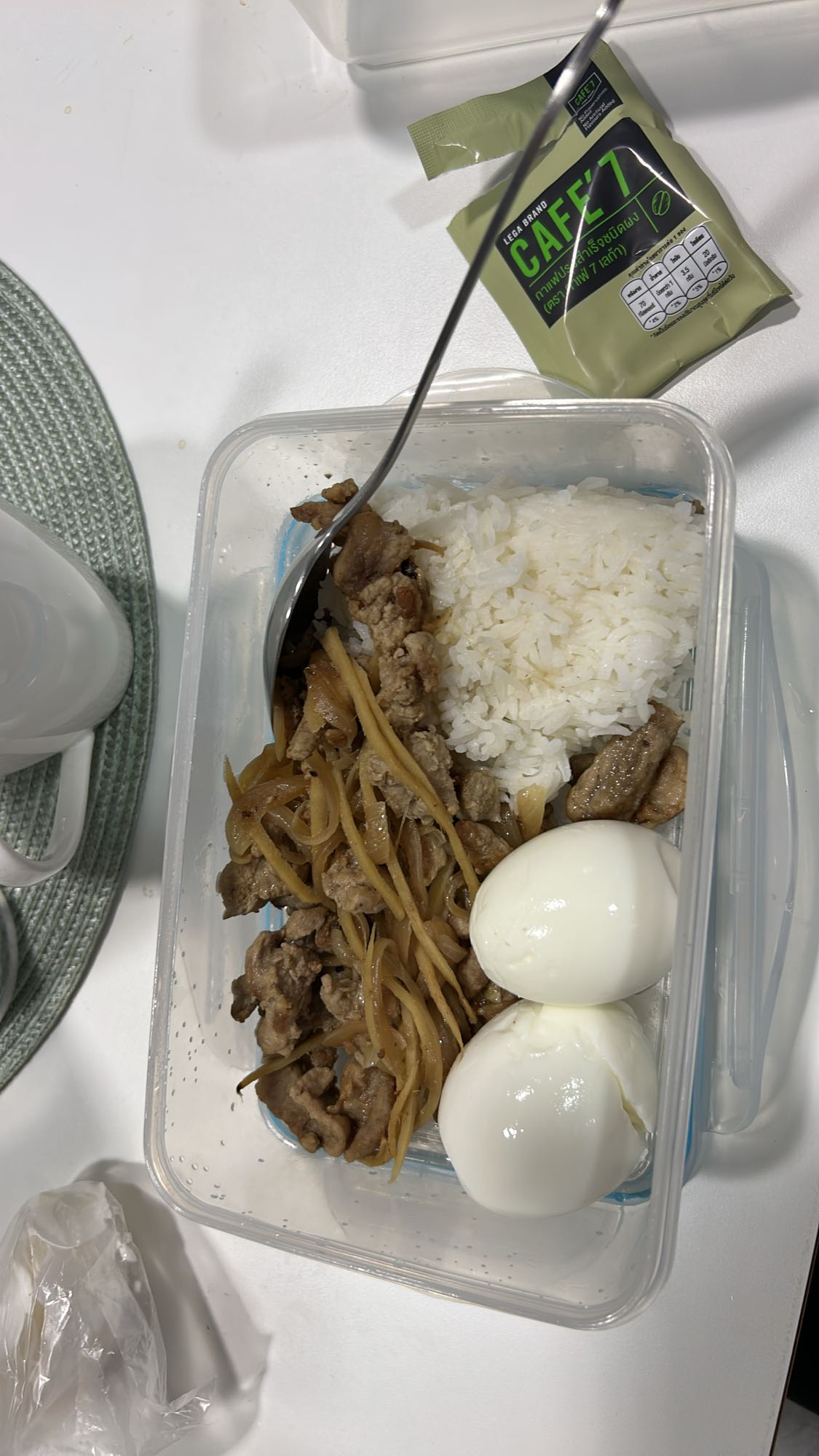 Ris, svinekjøtt og eggboks