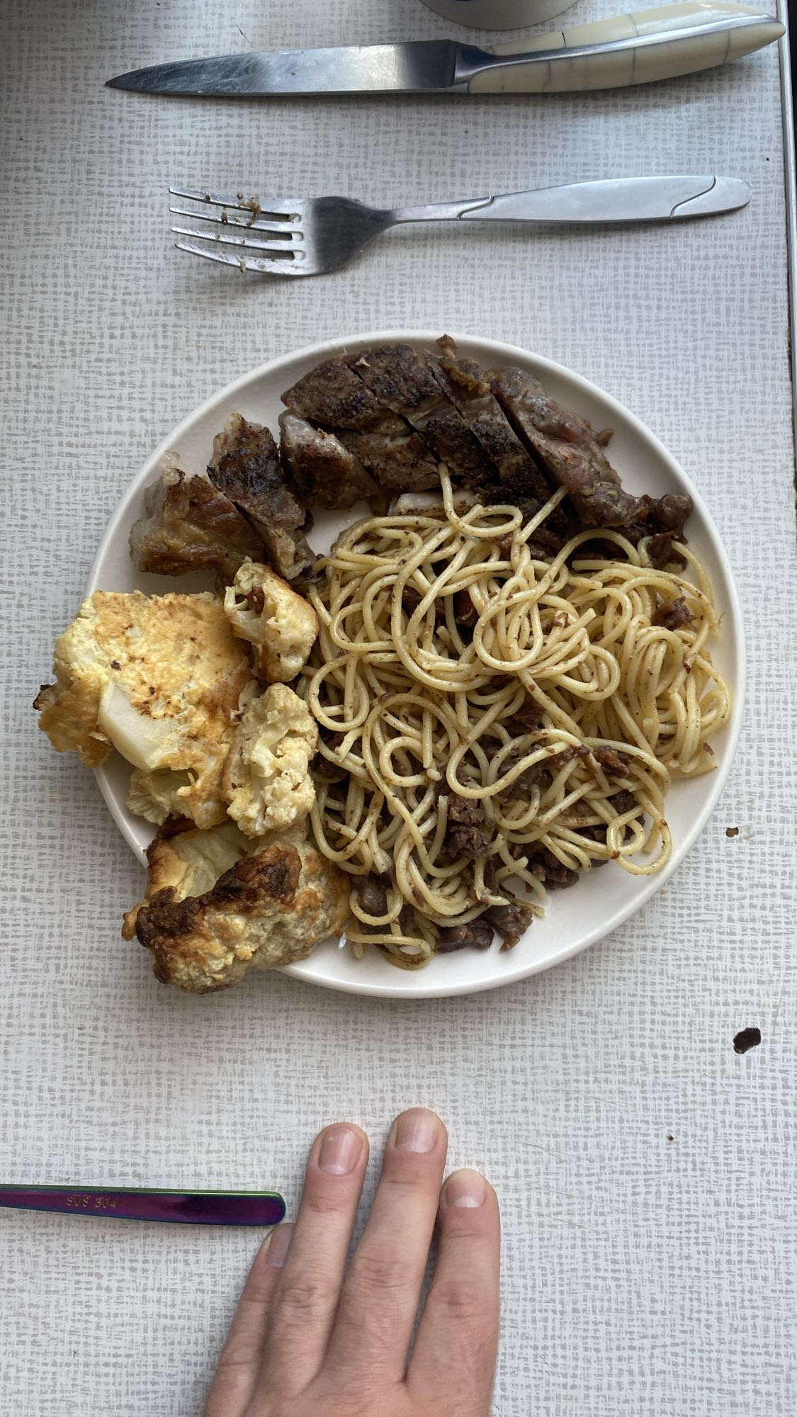 Свинина жареная, макароны с тушеной говядиной, цветная капуста жаренная в кляре