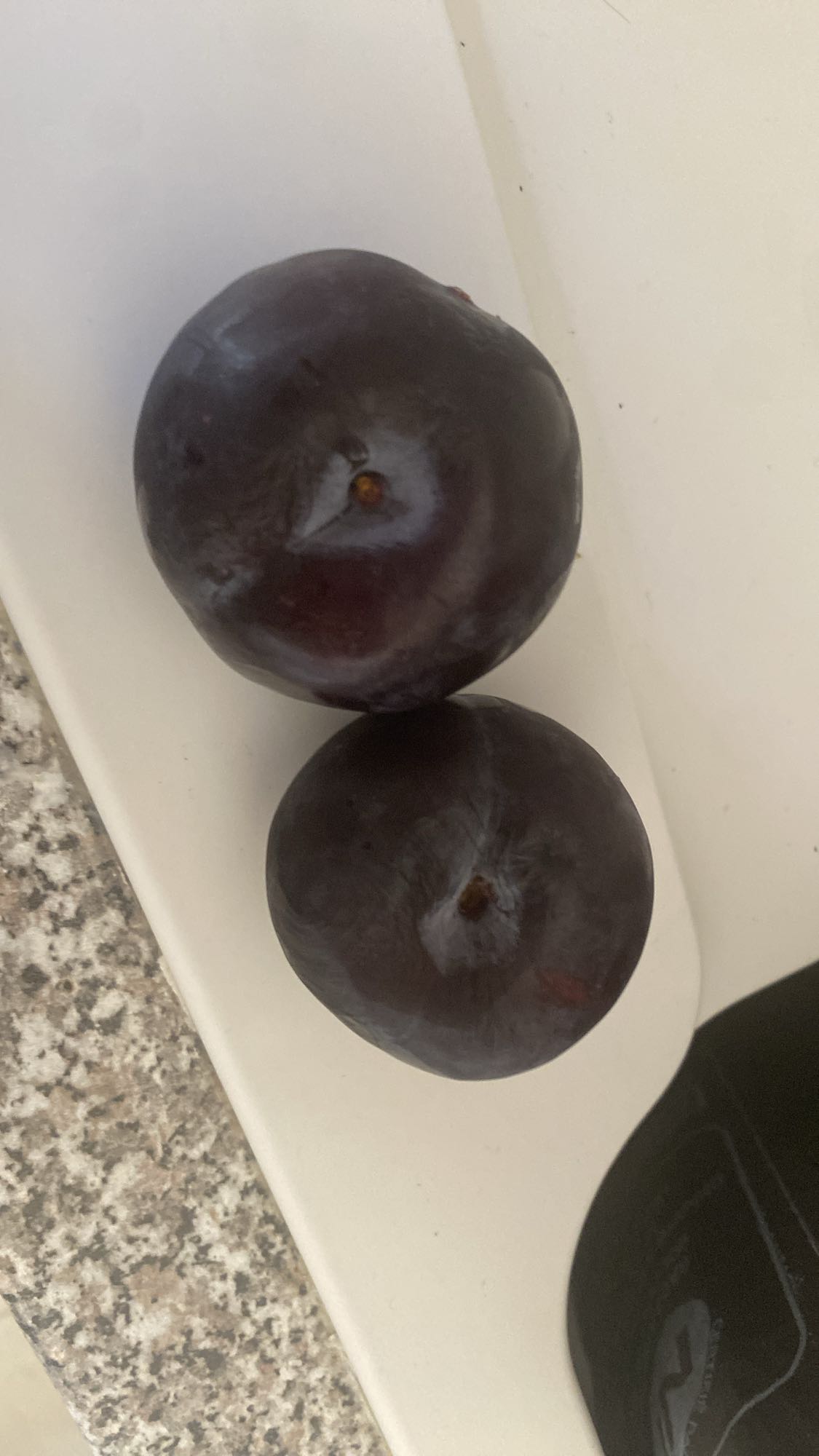 Deux prunes fraîches