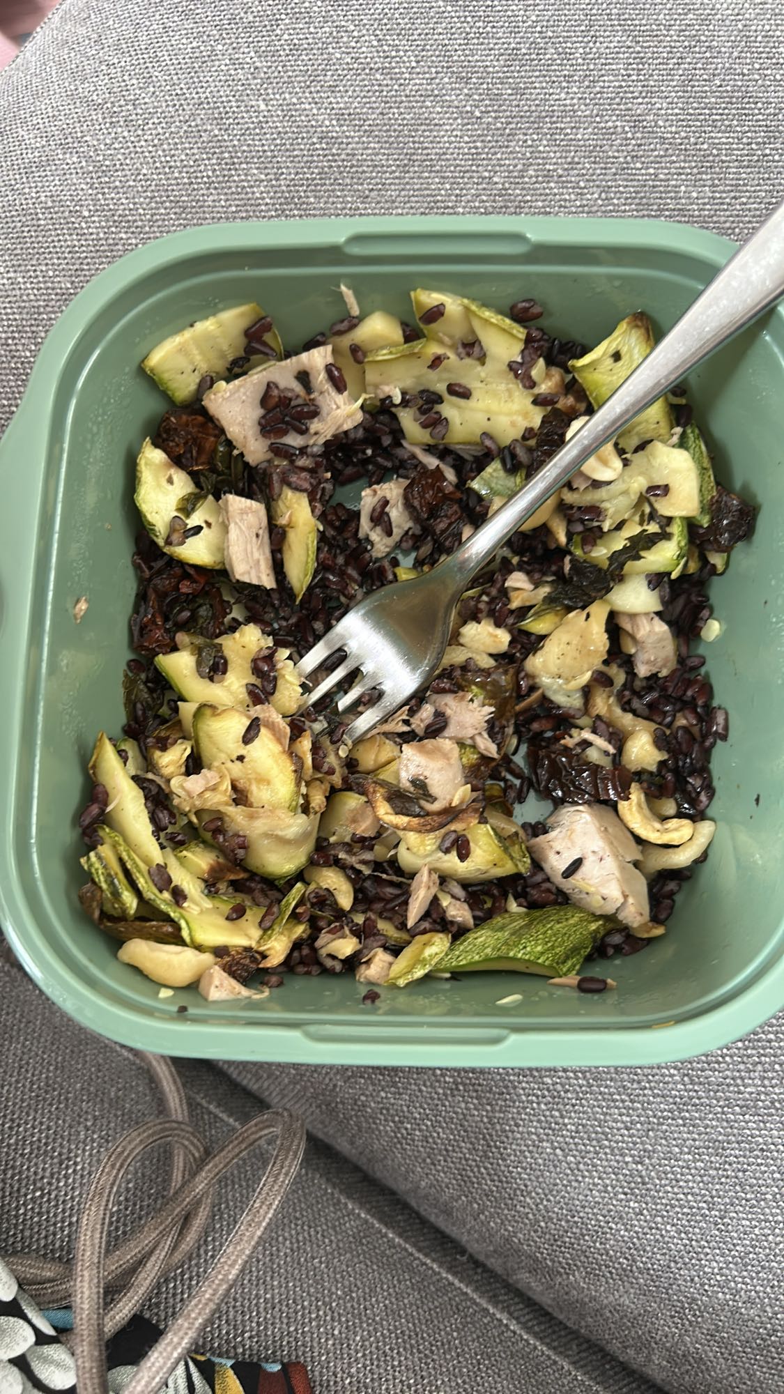 Tavuklu siyah pirinç salatası