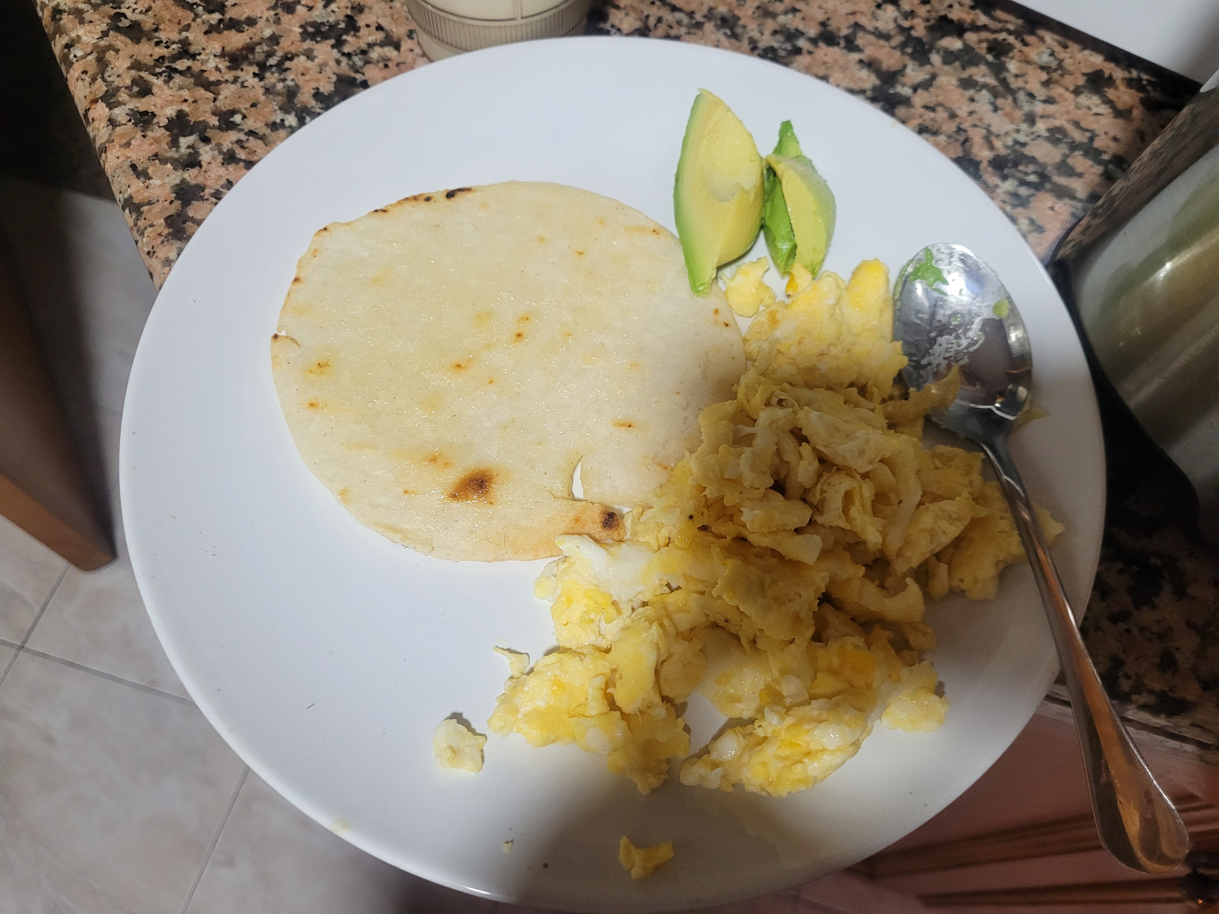 Desayuno con arepa y huevo